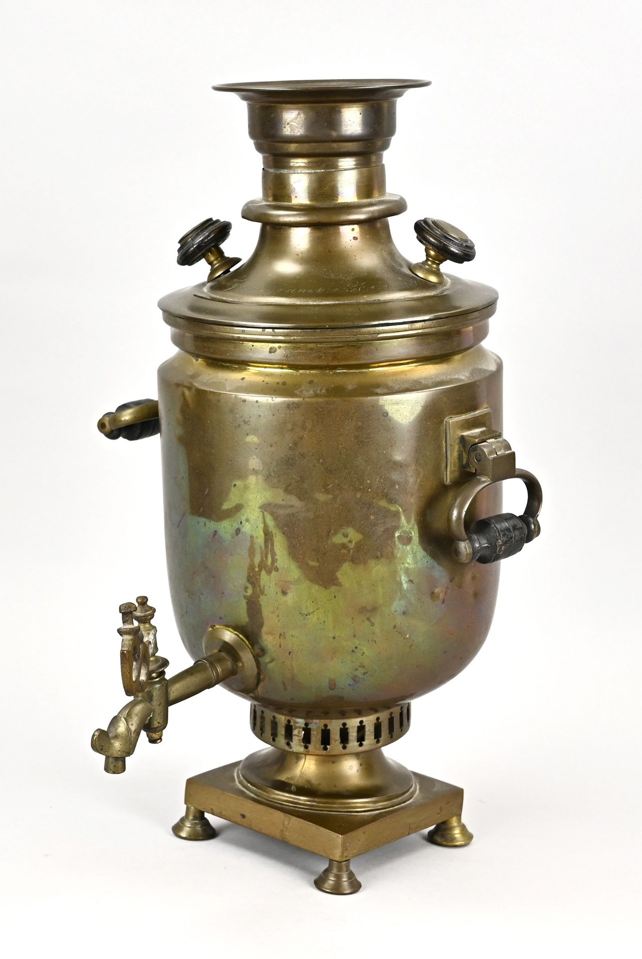 Null 带手柄的古董铜茶炊水龙头壶。约 1900 年。尺寸：高 45.5 厘米：高 45.5 厘米。有小凹痕。状况尚可/良好。