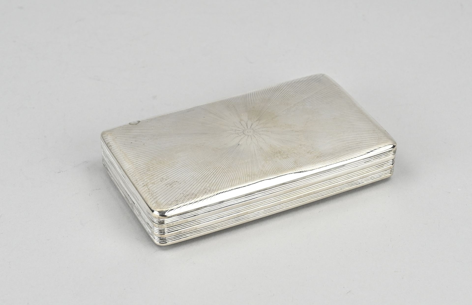 Null Tabacchiera in argento, 833/000, modello rettangolare decorato con decoro a&hellip;