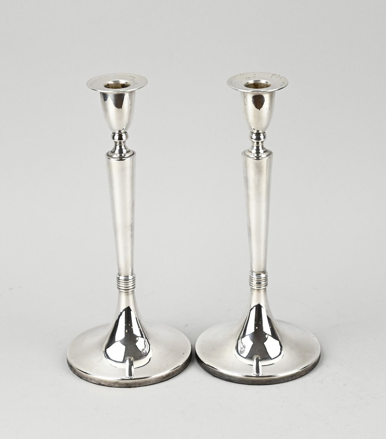 Null Paar silberne Kerzenhalter, 925/000, auf rundem Sockel mit geripptem Dekor &hellip;