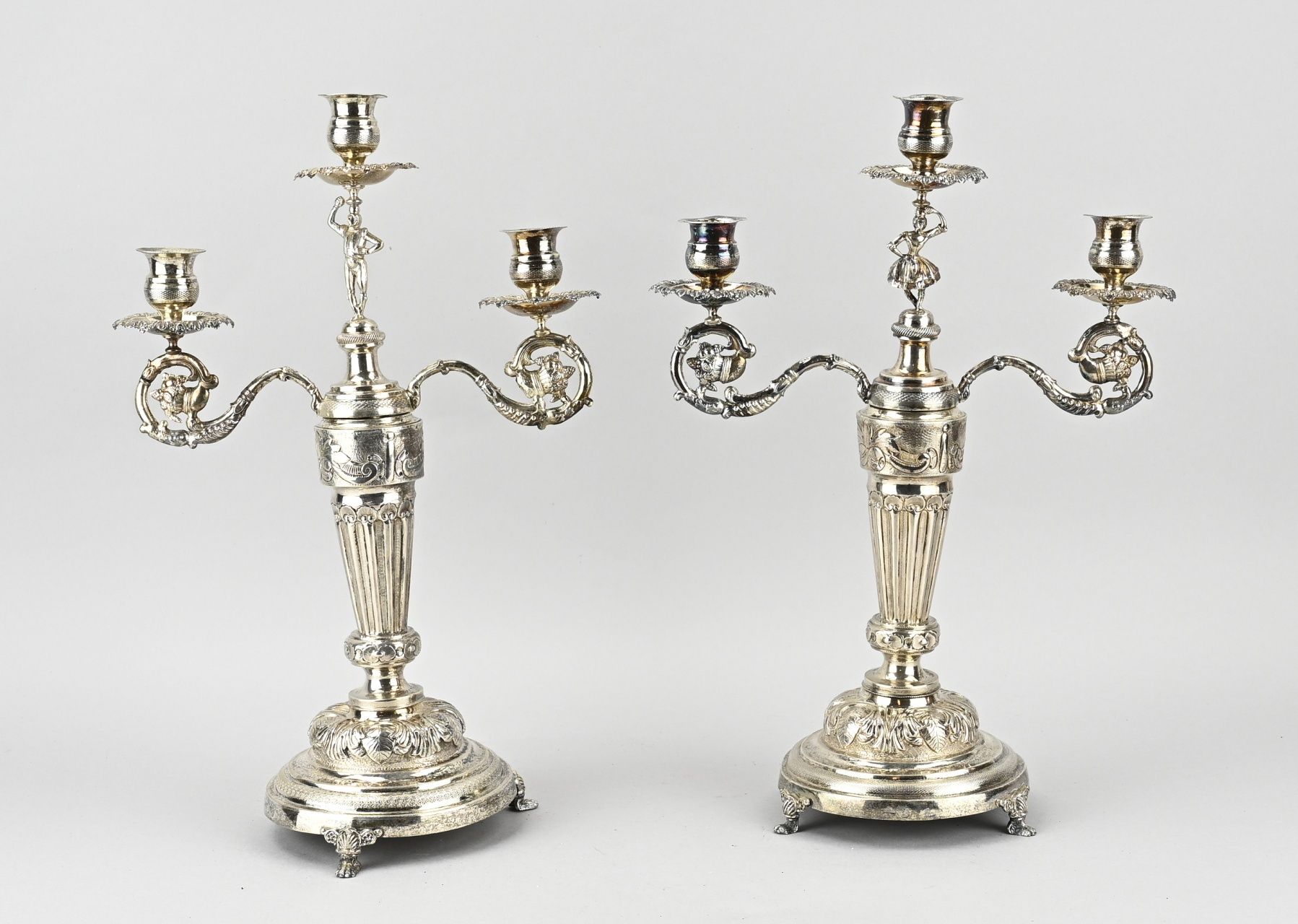 Null Paar antike Silberleuchter, 835/000, 3-flammige Leuchter auf rundem Sockel &hellip;