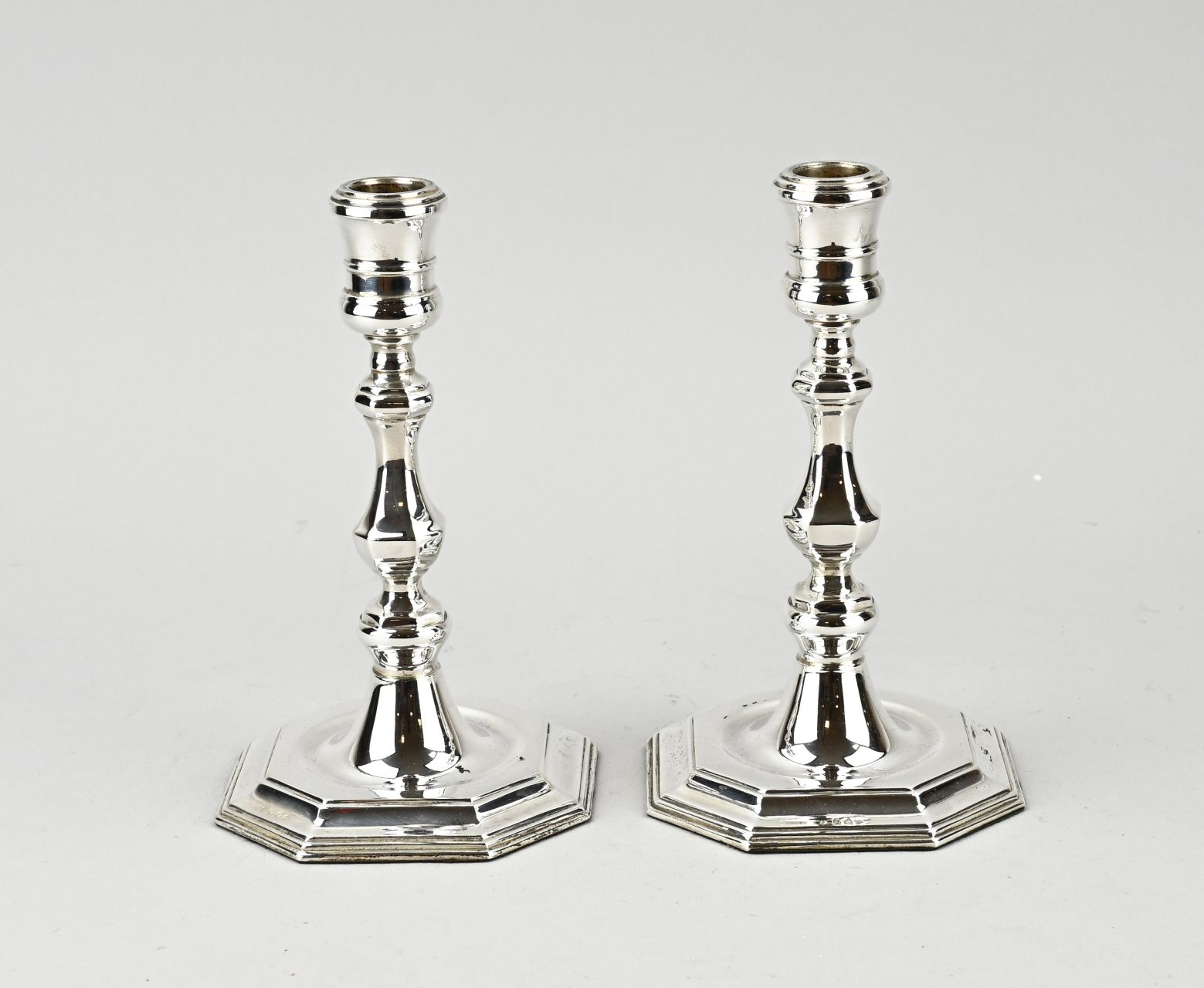 Null Paar Kerzenhalter aus Silber, 925/000, auf 8-eckigem Sockel mit konturierte&hellip;