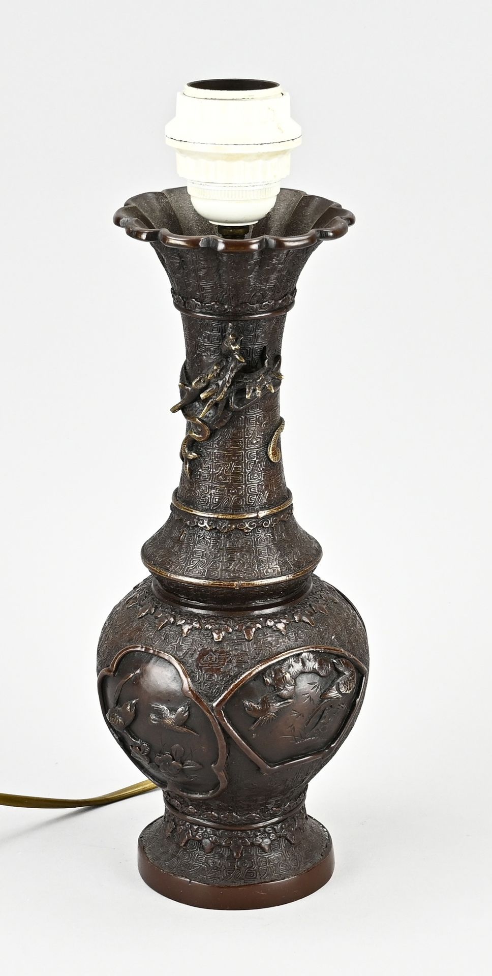 Null Ancienne base de lampe japonaise en bronze à décor de dragon et d'oiseau. 2&hellip;