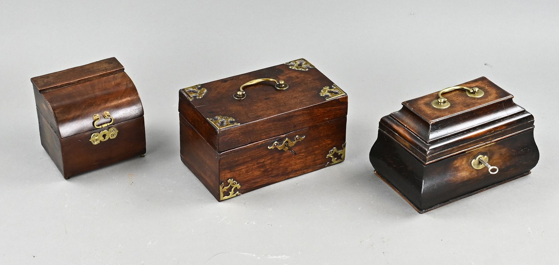 Null Trois boîtes à couvercle anciennes avec ferrures et serrures en laiton d'or&hellip;