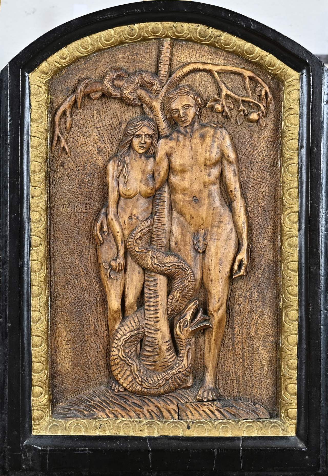 Null Plaque murale ancienne en bois avec sculpture, Adam et Eve avec un serpent.&hellip;