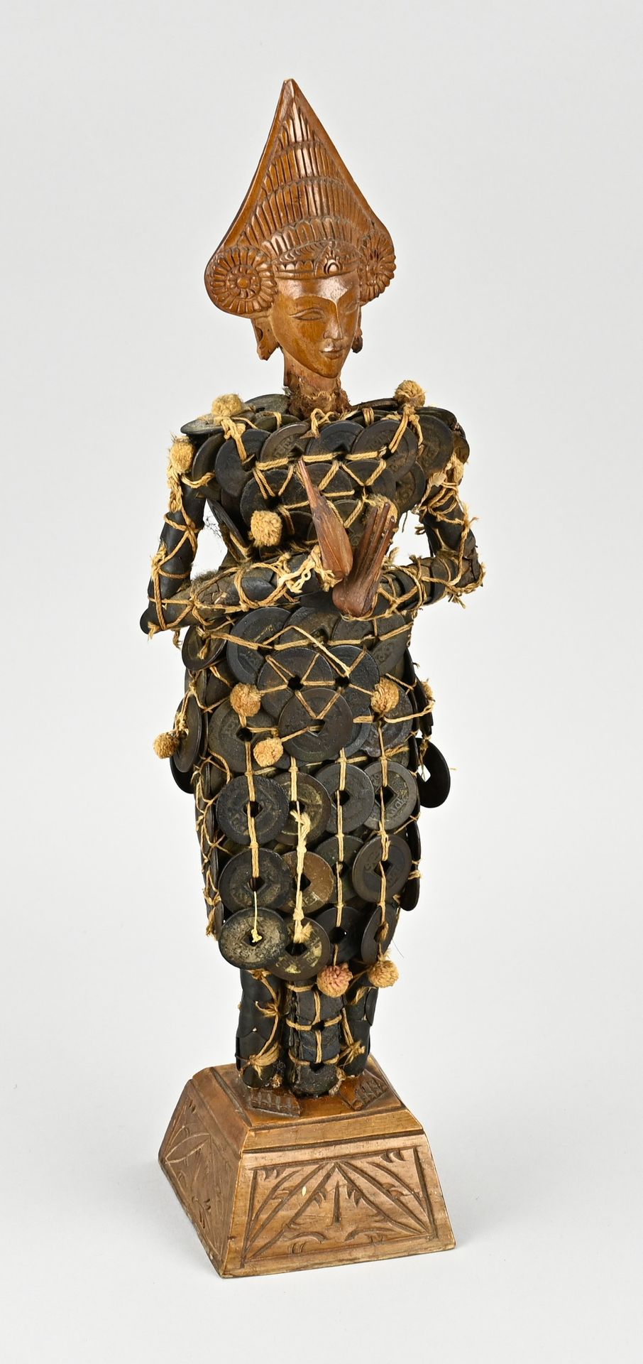 Null Ancienne poupée indonésienne Kepeng (poupée de monnaie) avec des pièces de &hellip;