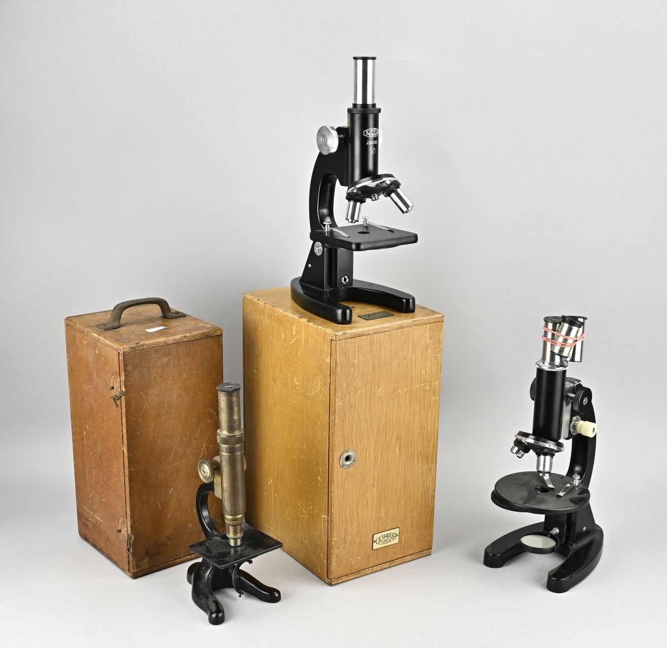 Null Trois microscopes anciens. 1x sans marque, laiton/noir, vers 1930. 1x Olymp&hellip;