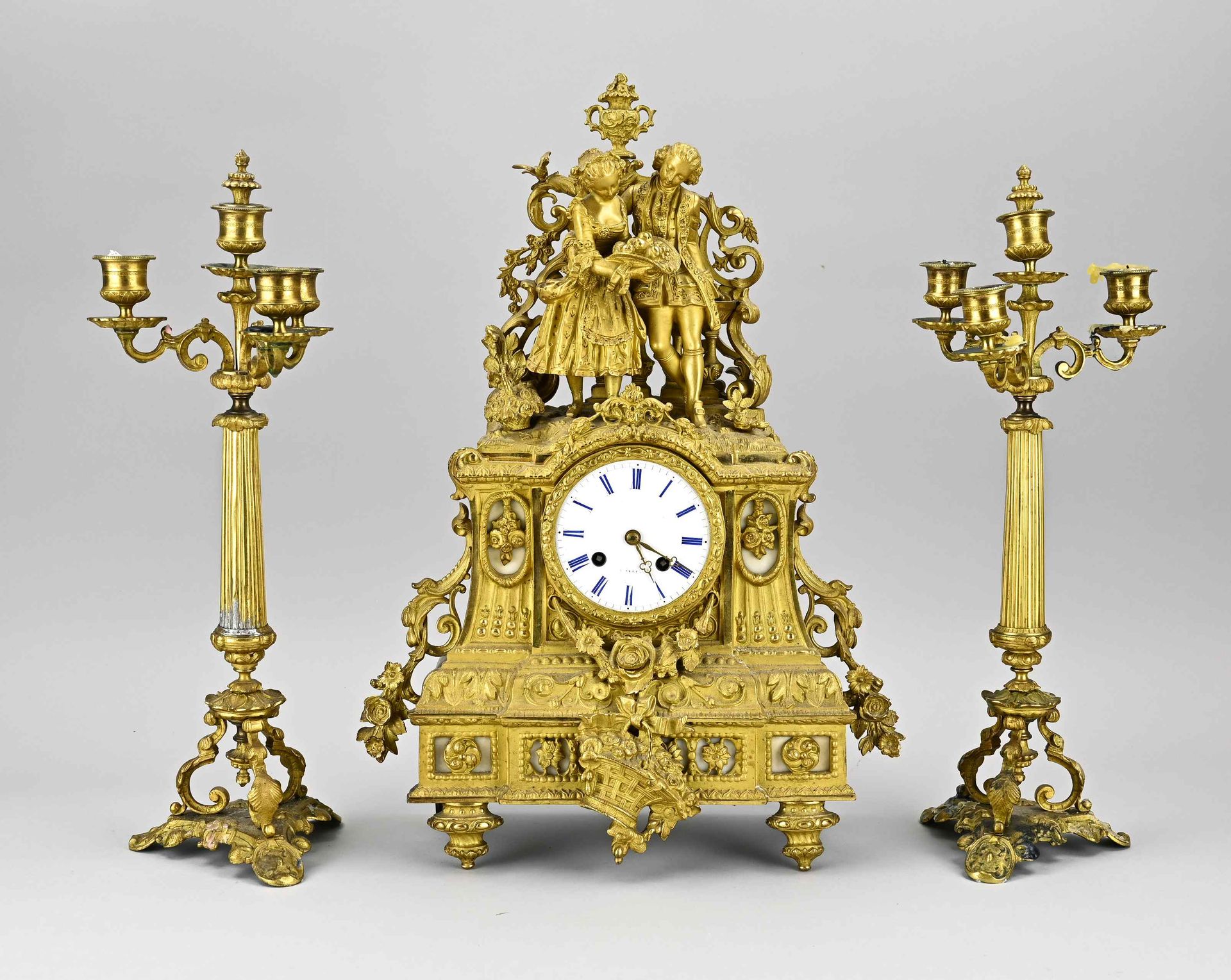 Null Pendule à trois pièces en bronze doré du 19e siècle et chandeliers. Couple &hellip;