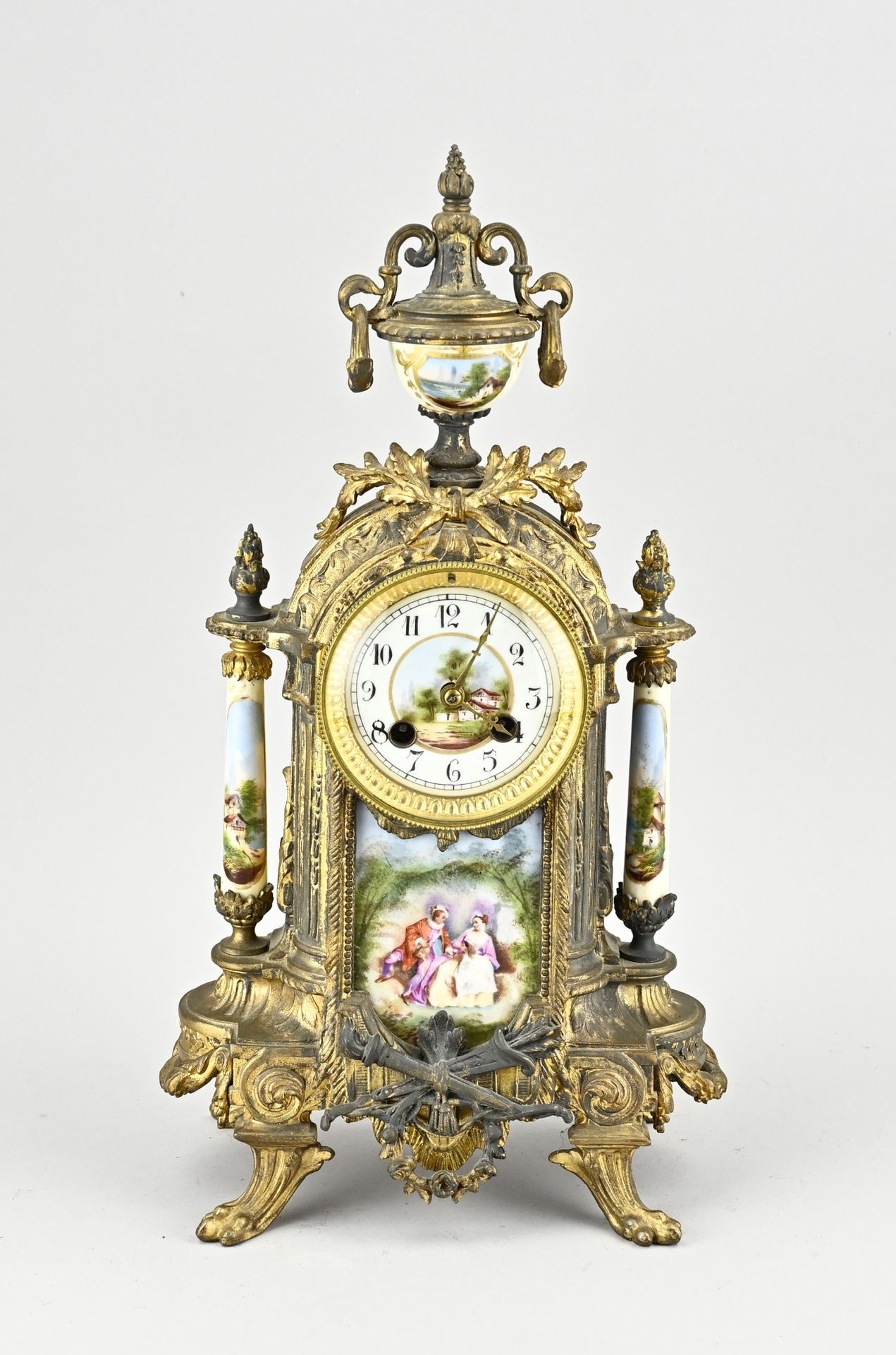 Null Ancienne horloge de cheminée française en porcelaine. Circa 1880. Compositi&hellip;