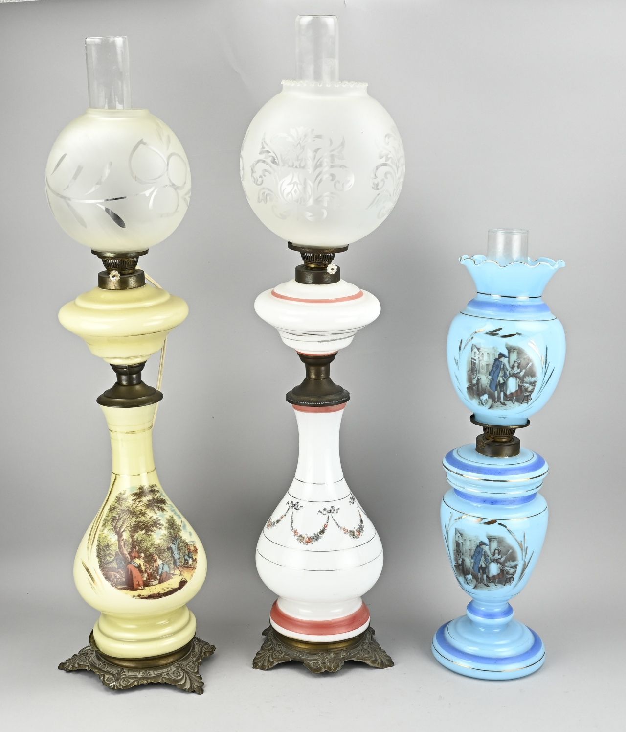 Null Trois lampes à pétrole anciennes avec verre opalin. Vers 1880. Dimensions :&hellip;