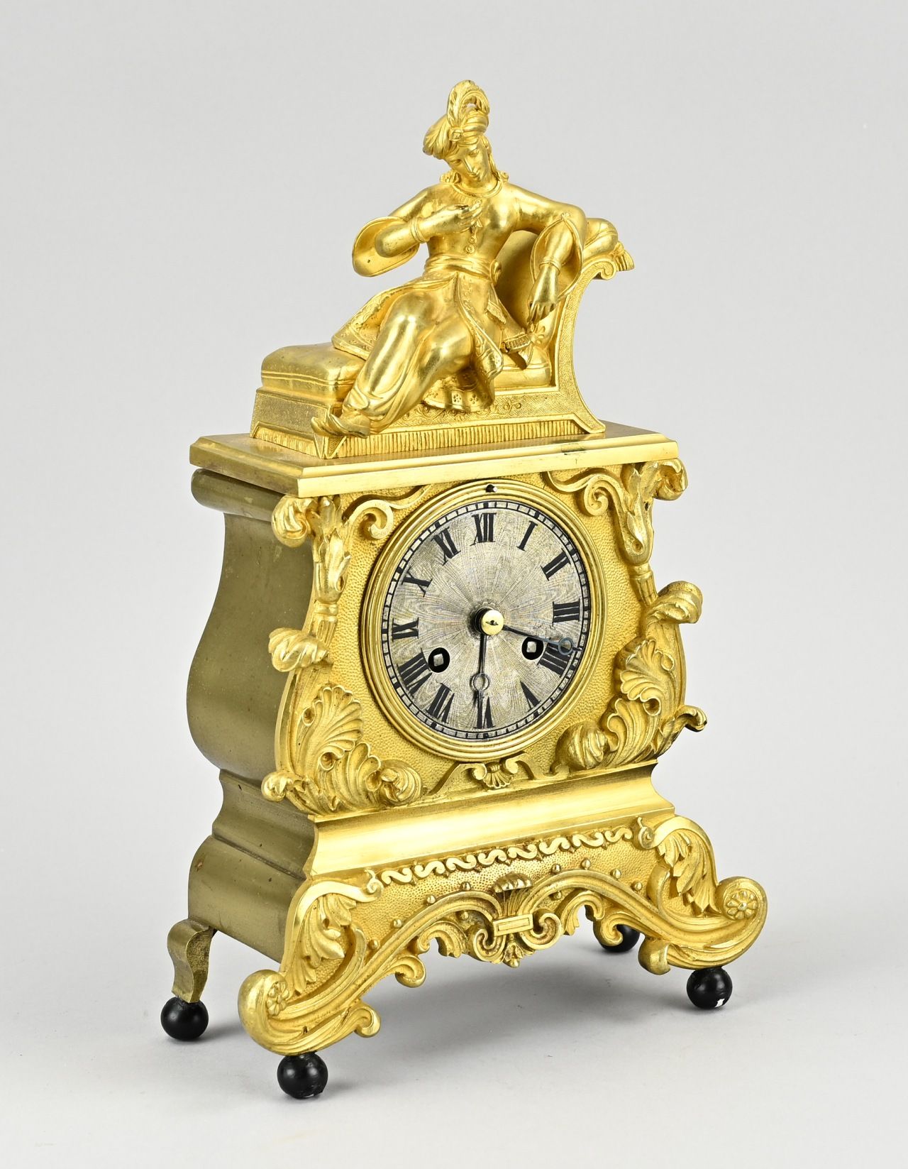 Null 查尔斯-迪克斯（Charles Dix）的古董镶金壁炉钟。躺在贵妃椅上的阿拉伯妇女。八日机芯，半小时报时，弦摆。尺寸：高 28.5 厘米：高 28.5&hellip;