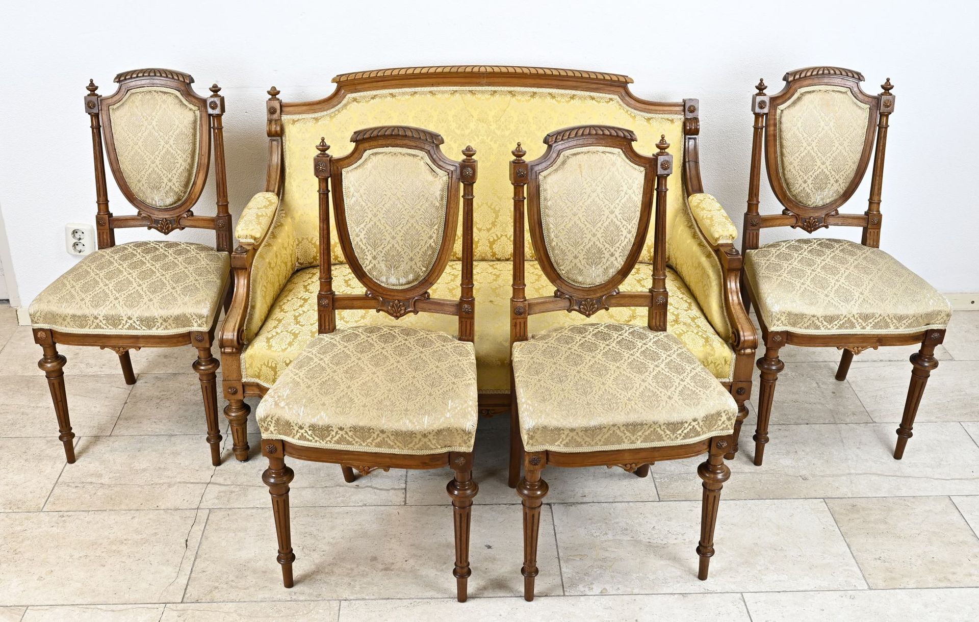 Null 古色古香的胡桃木座椅组合，由沙发和四把椅子组成。配有良好的软垫。制作年代约为 1880 年。一颗纽扣不见了。有一处污渍。尺寸：88 x 73 x 13&hellip;