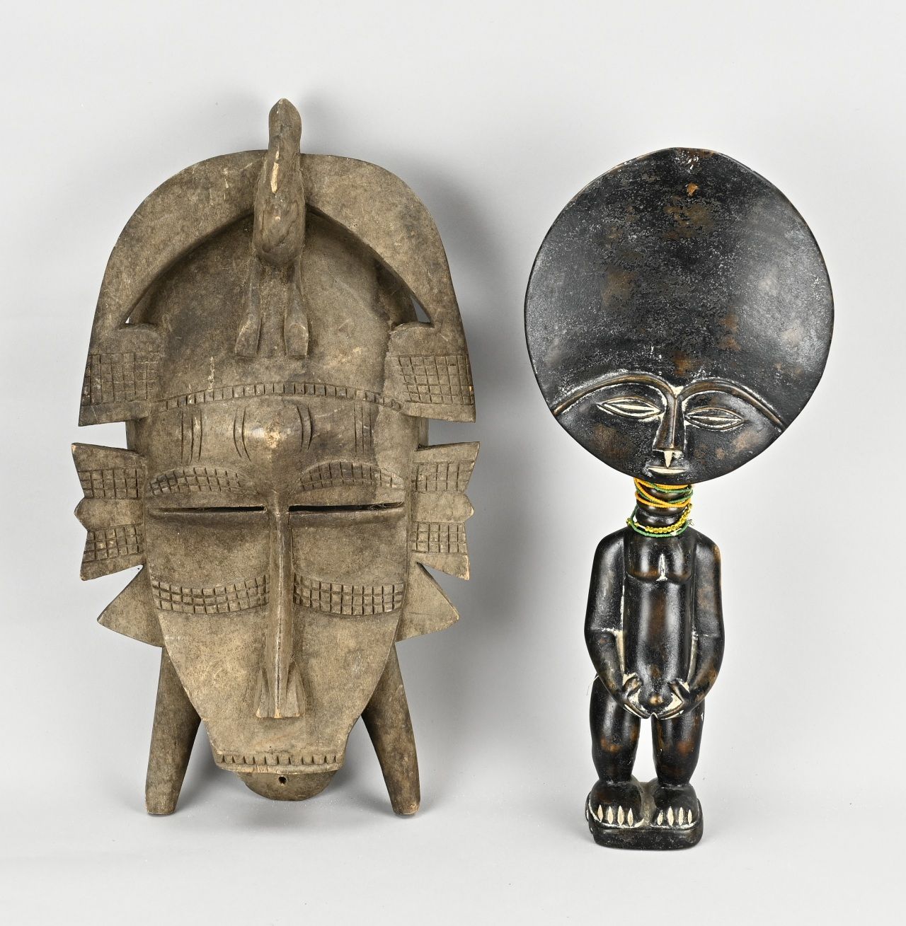 Null Due parti di un'antica scultura africana in legno. Forse Congo. XX secolo. &hellip;