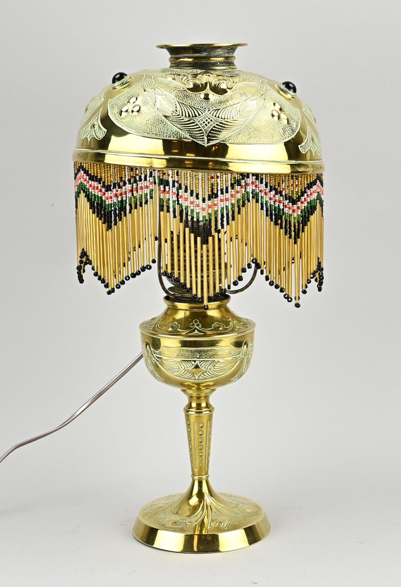 Null Belle lampe à pétrole antique Art Nouveau en laiton, avec décor floral et v&hellip;