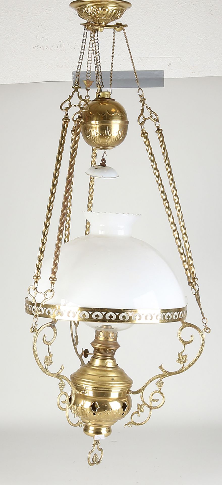 Null Lampe à pétrole suspendue en laiton. Circa 1900. Dimensions : 80 x 45 cm : &hellip;