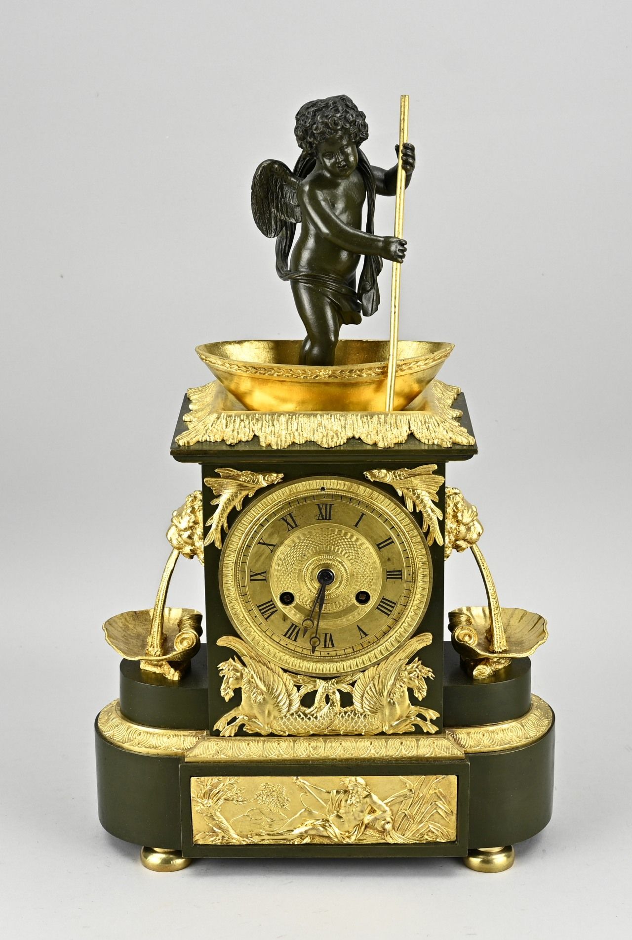 Null Pendule de cheminée de style directoire, en bronze doré et bruni, avec deux&hellip;