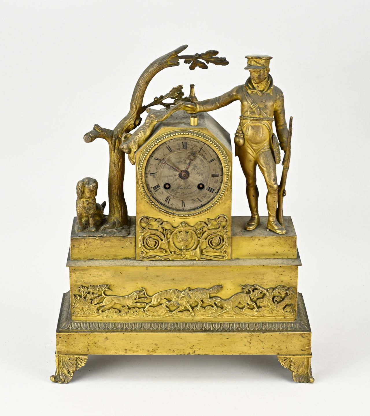 Null Pendule de cheminée ancienne en bronze doré. France. Vers 1820. Chasseur av&hellip;