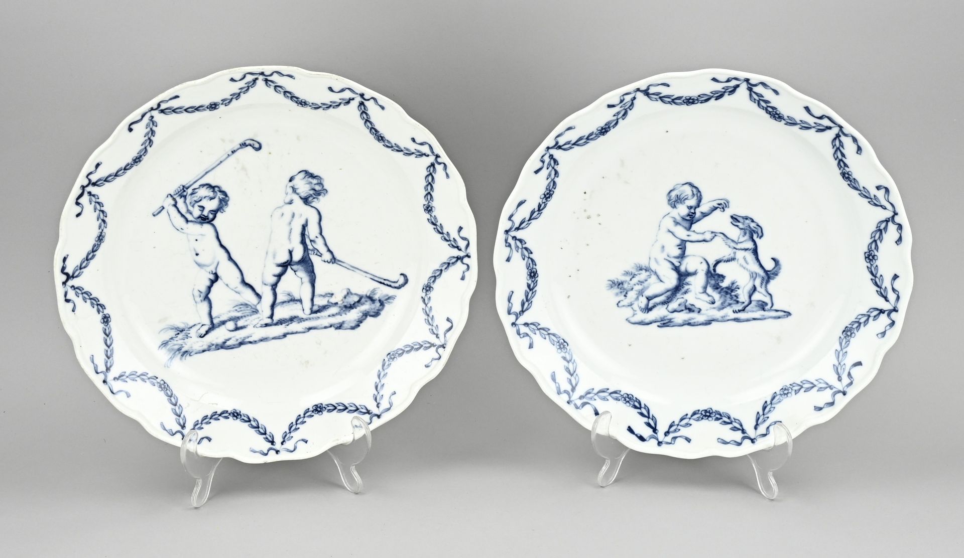 Null Zwei Porzellanteller aus dem 18. Jahrhundert mit einem Dekor von Putten, di&hellip;