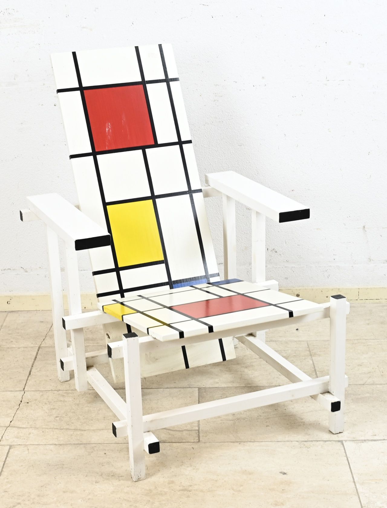 Null 木制里特维尔德式椅子，上面绘有胜利布吉沃基（Boogie Woogie）图案。20 世纪下半叶。尺寸：93 x 65 x 75 厘米：93 x 65 &hellip;