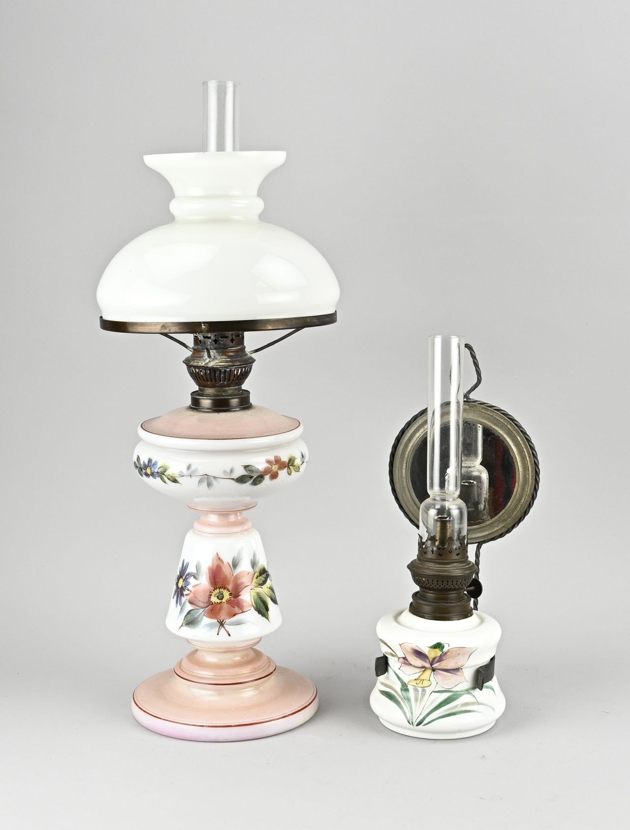 Null Deux lampes à pétrole anciennes en opaline. Peintures florales. Vers 1900. &hellip;