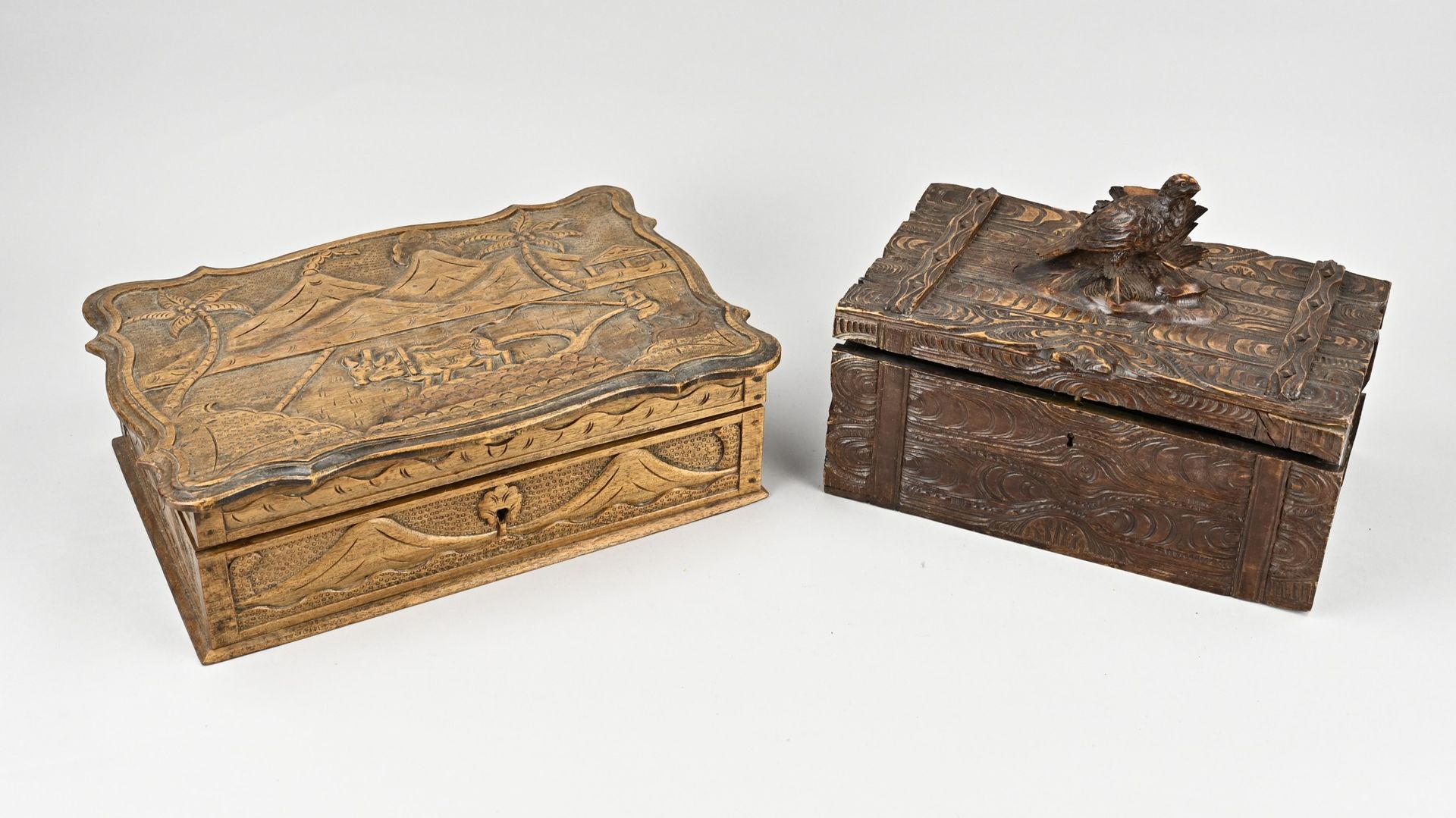 Null Deux boîtes anciennes à couvercle en bois sculpté. Vers 1900 - 1930. 1x Ind&hellip;