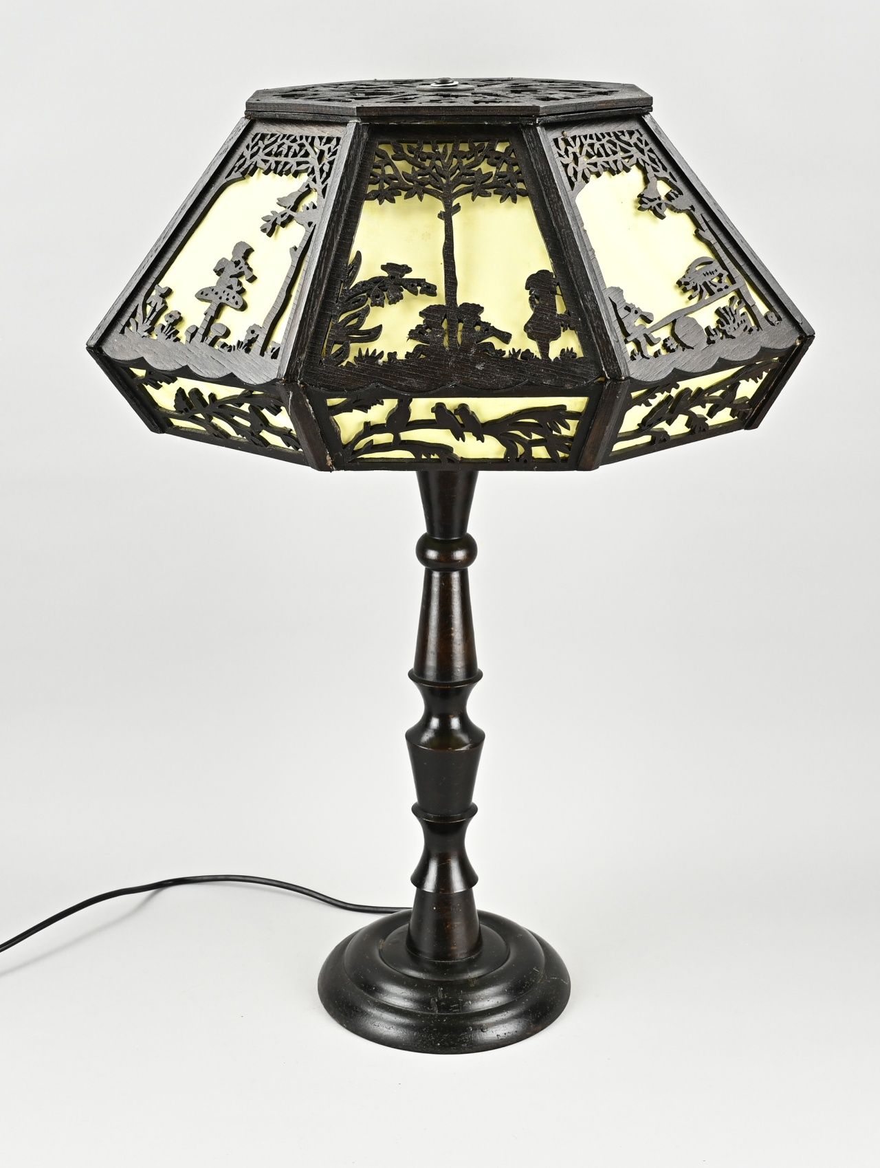 Null Lampe de table en bois avec sciage, comprenant ; figures, fleurs, oiseaux. &hellip;
