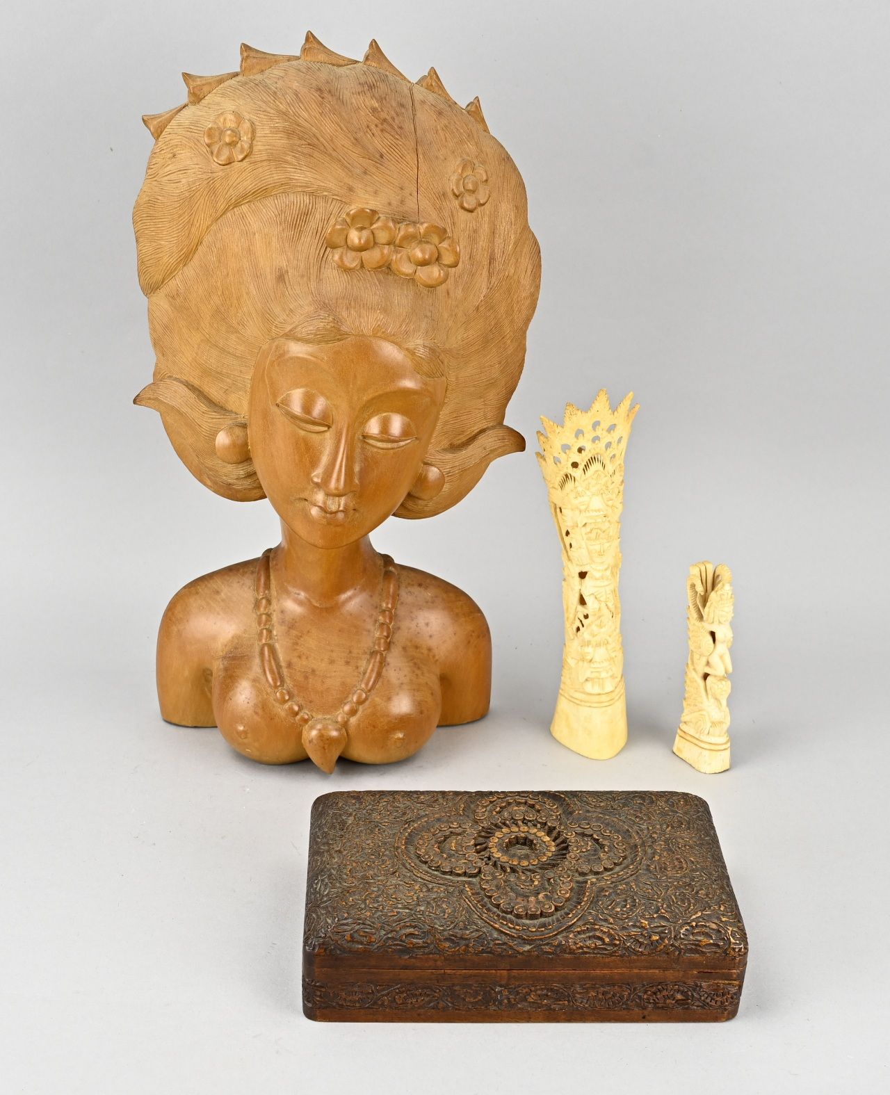 Null Lot divers Indonésie. 20ème siècle. 2x sculpture en os. 1x buste en bois du&hellip;