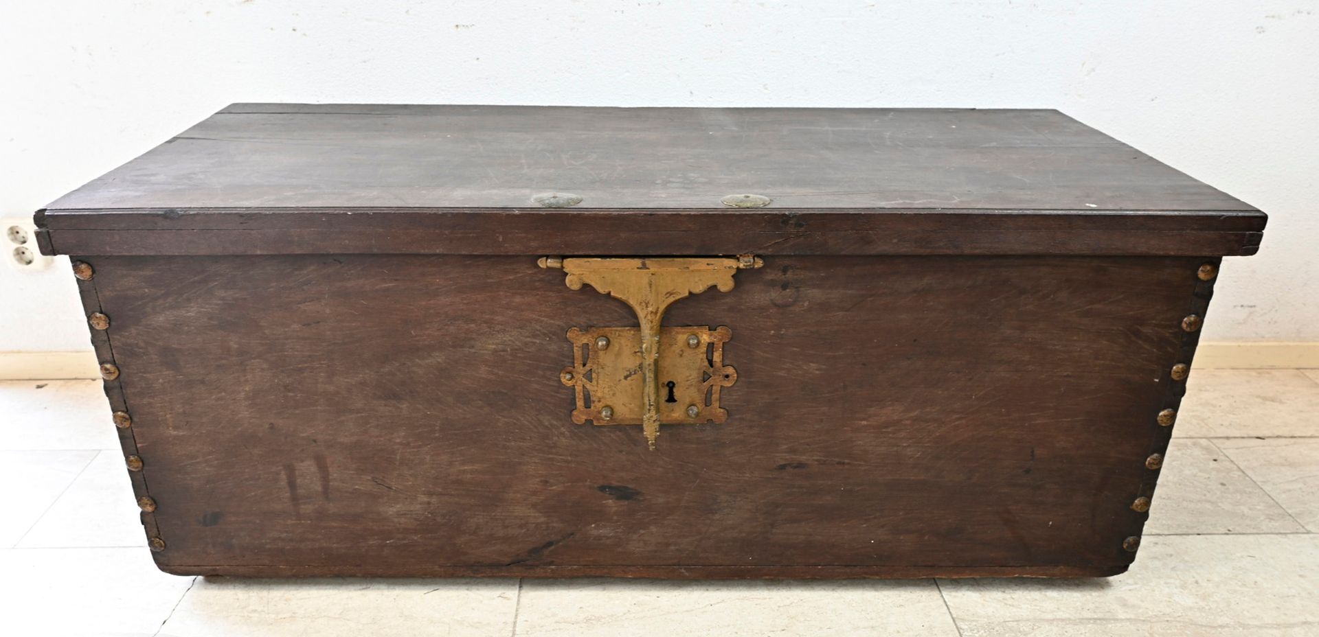 Null 18-19 世纪殖民时期的柚木船箱，带有原装配件、锁和铜锈。尺寸：58 x 145 x 64 厘米：58 x 145 x 64 厘米。状况良好。