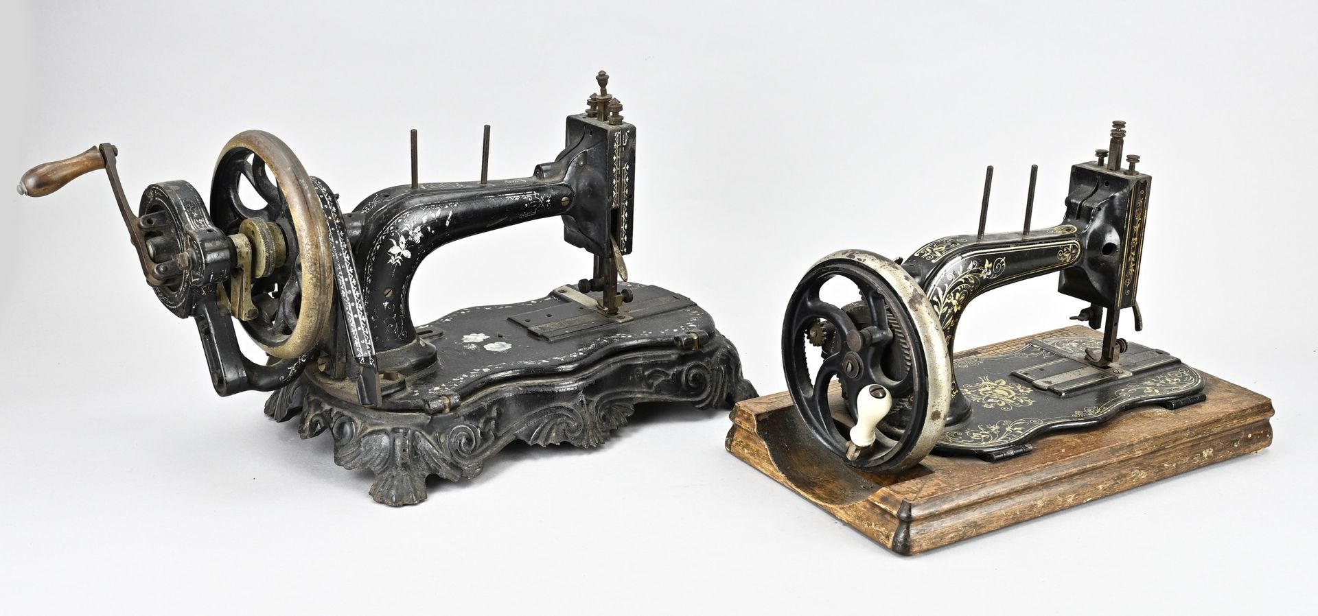 Null Deux lourdes machines à coudre manuelles anciennes en métal. Vers 1900. L'u&hellip;