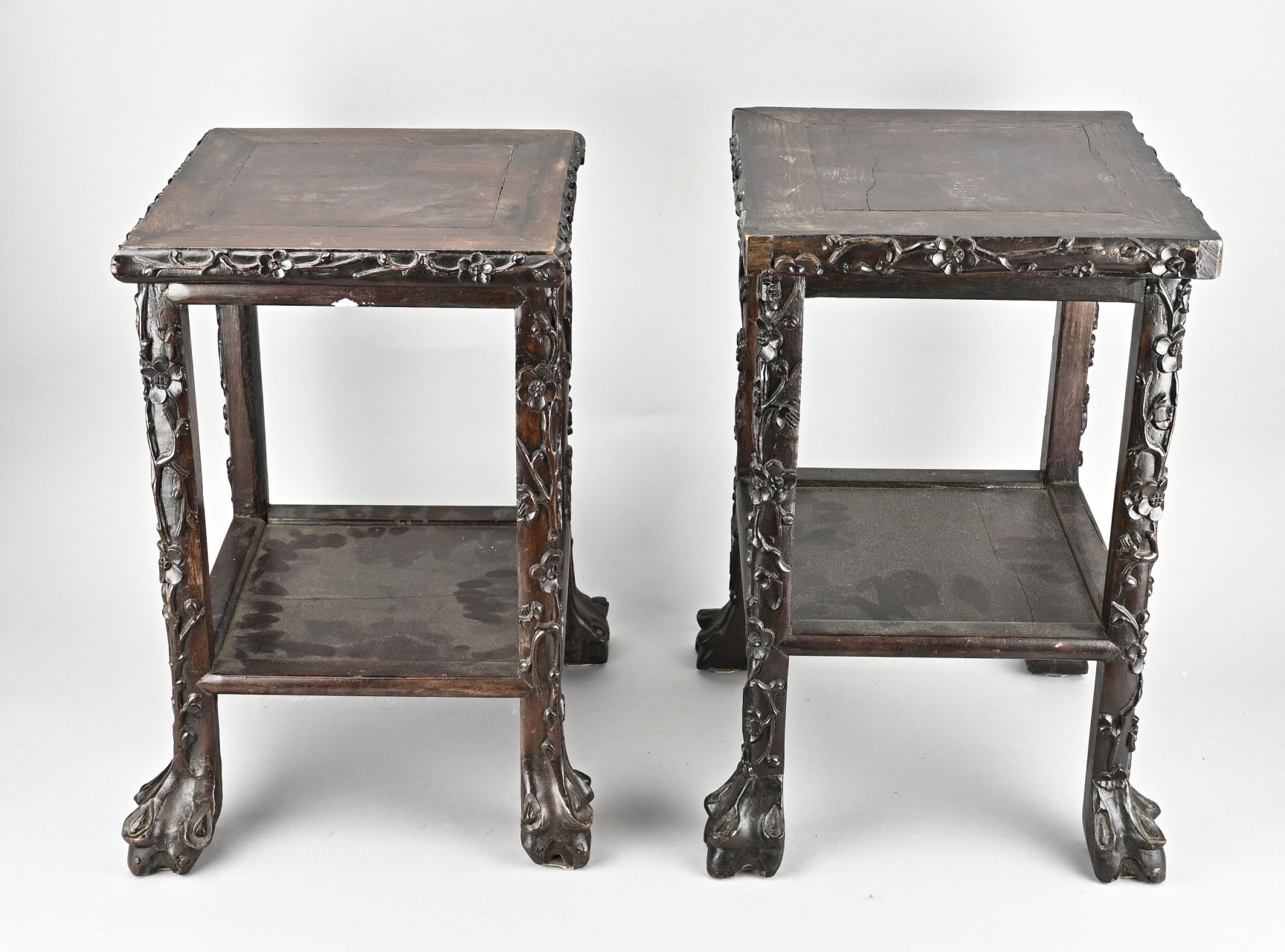 Null 两张中国硬木凳子，带爪脚和花饰。二十世纪。尺寸：49 x 31 x 32 厘米：49 x 31 x 32 厘米。状况良好。