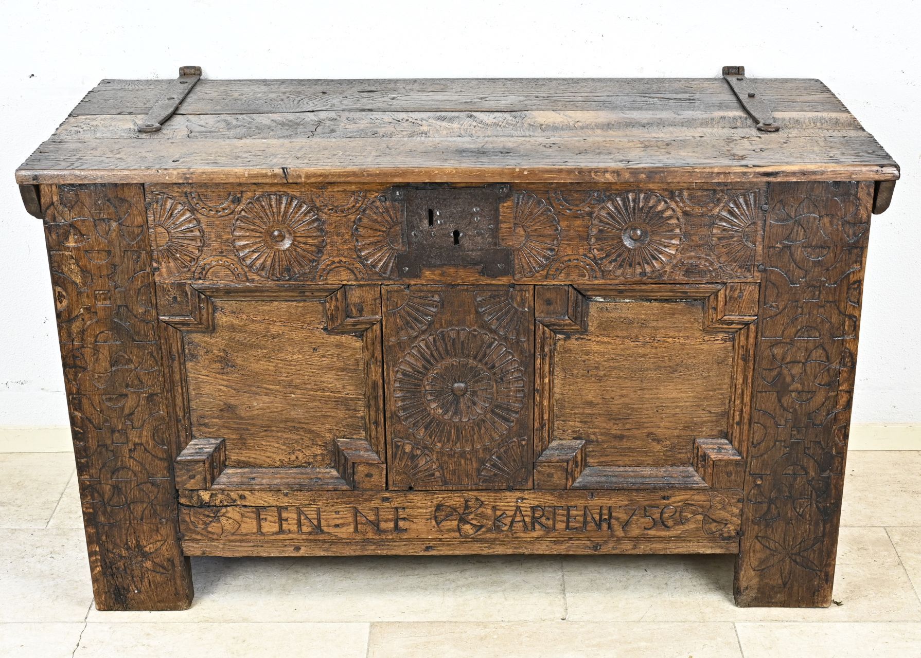 Null 18th century oak blanket chest. Germany. With wrought iron lock. Older rest&hellip;