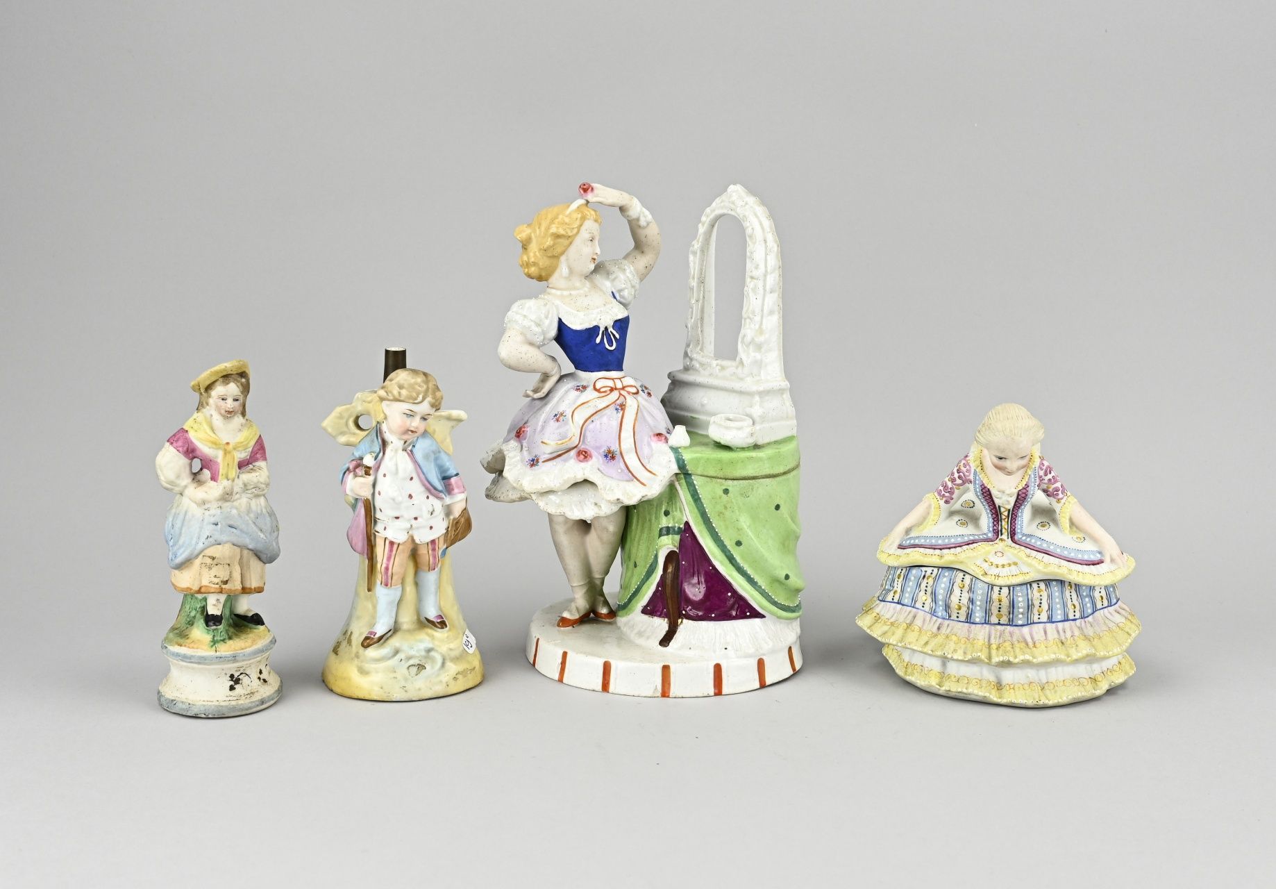 Null Porcelaine ancienne en quatre parties. Vers 1900. Composé de : Deux figures&hellip;