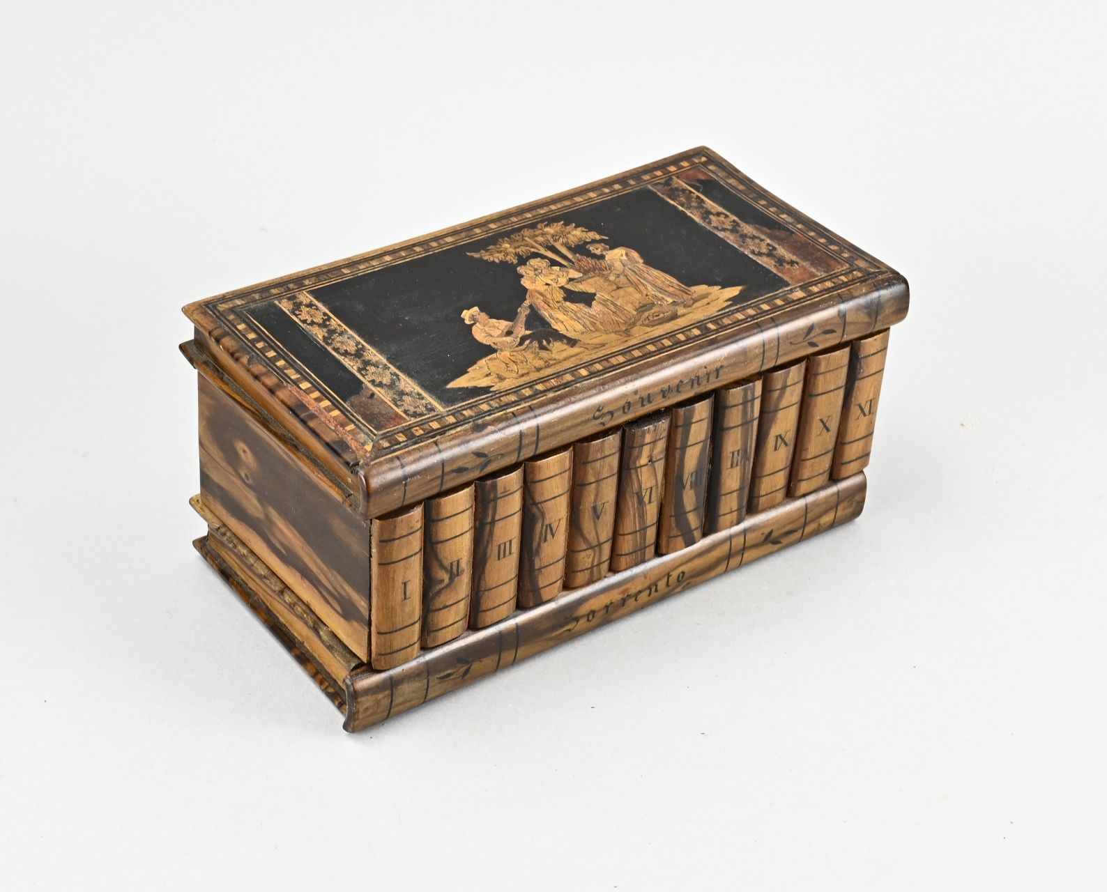 Null Boîte à couvercle du 19e siècle provenant de Sorrente, en Italie, avec des &hellip;