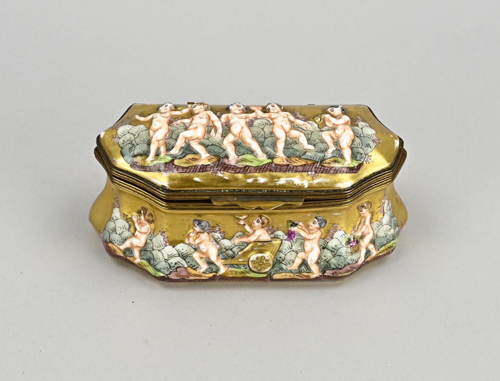 Null Boîte à couvercle en porcelaine de Naples du 19e siècle avec putti et dorur&hellip;