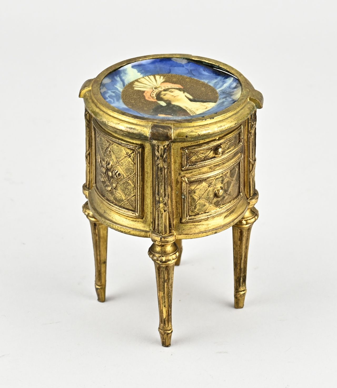 Null Boîte à bijoux ancienne en métal doré en forme de commode. France. Vers 189&hellip;