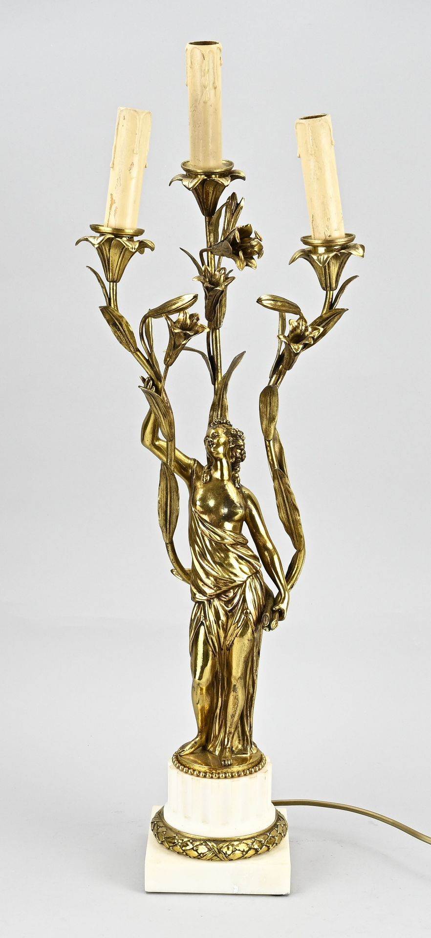 Null Pied de lampe en bronze et marbre. Femme grecque avec des fleurs. Seconde m&hellip;
