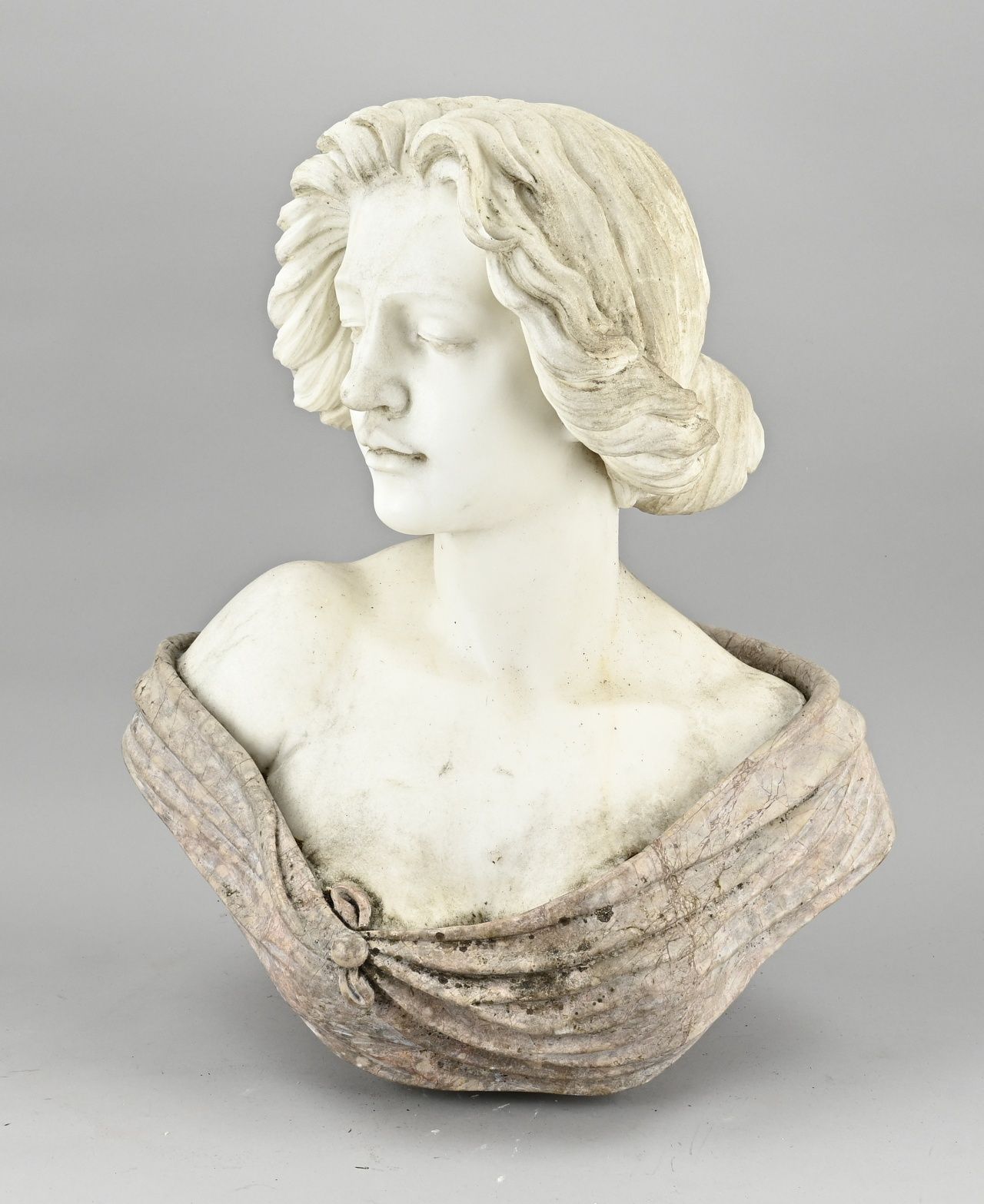 Null Busto femminile in marmo in stile Art Nouveau. XX secolo. Dimensioni: H 54 &hellip;