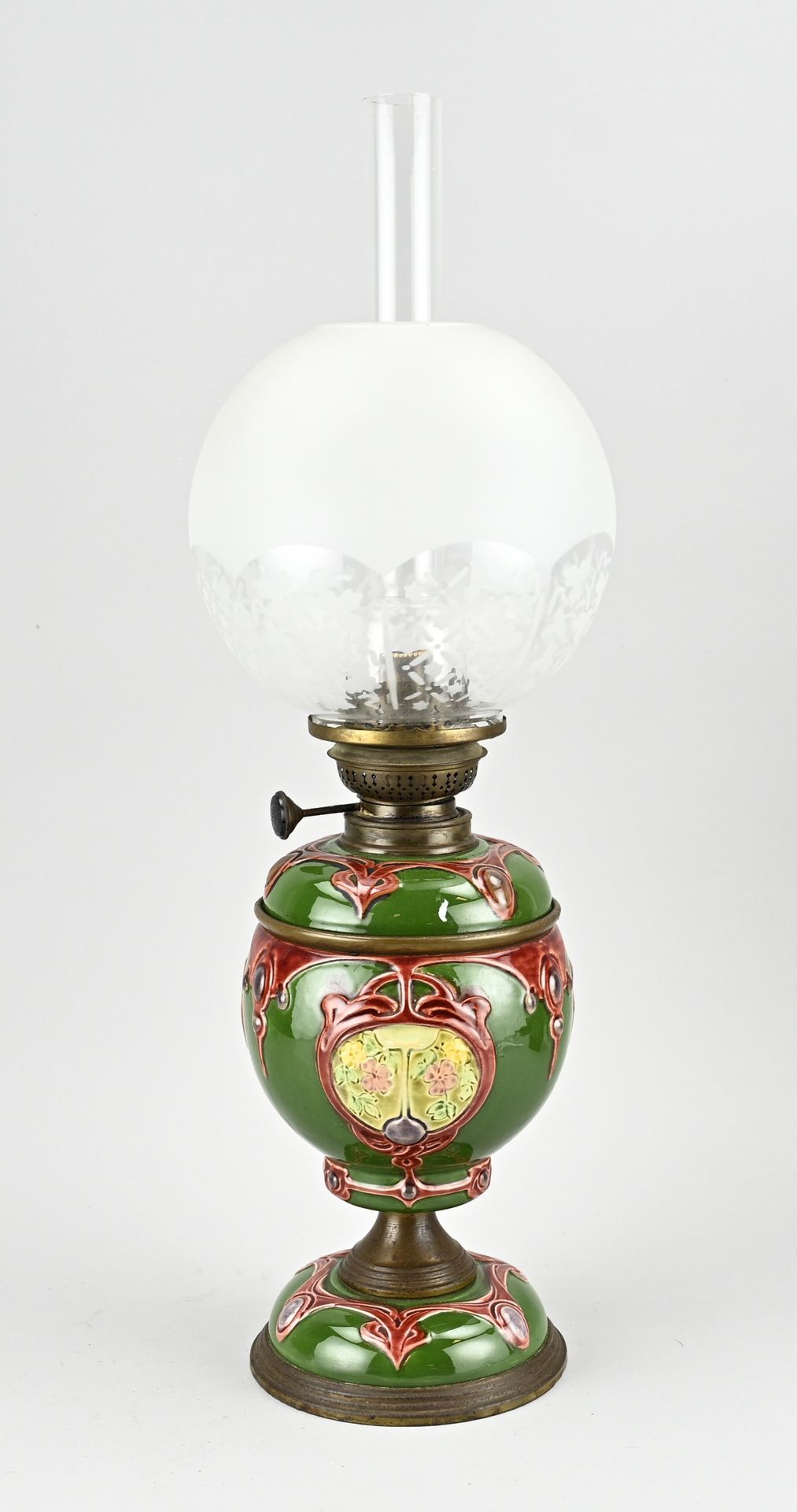 Null Lampe à pétrole ancienne en majolique Art Nouveau à décor floral. Circa 190&hellip;