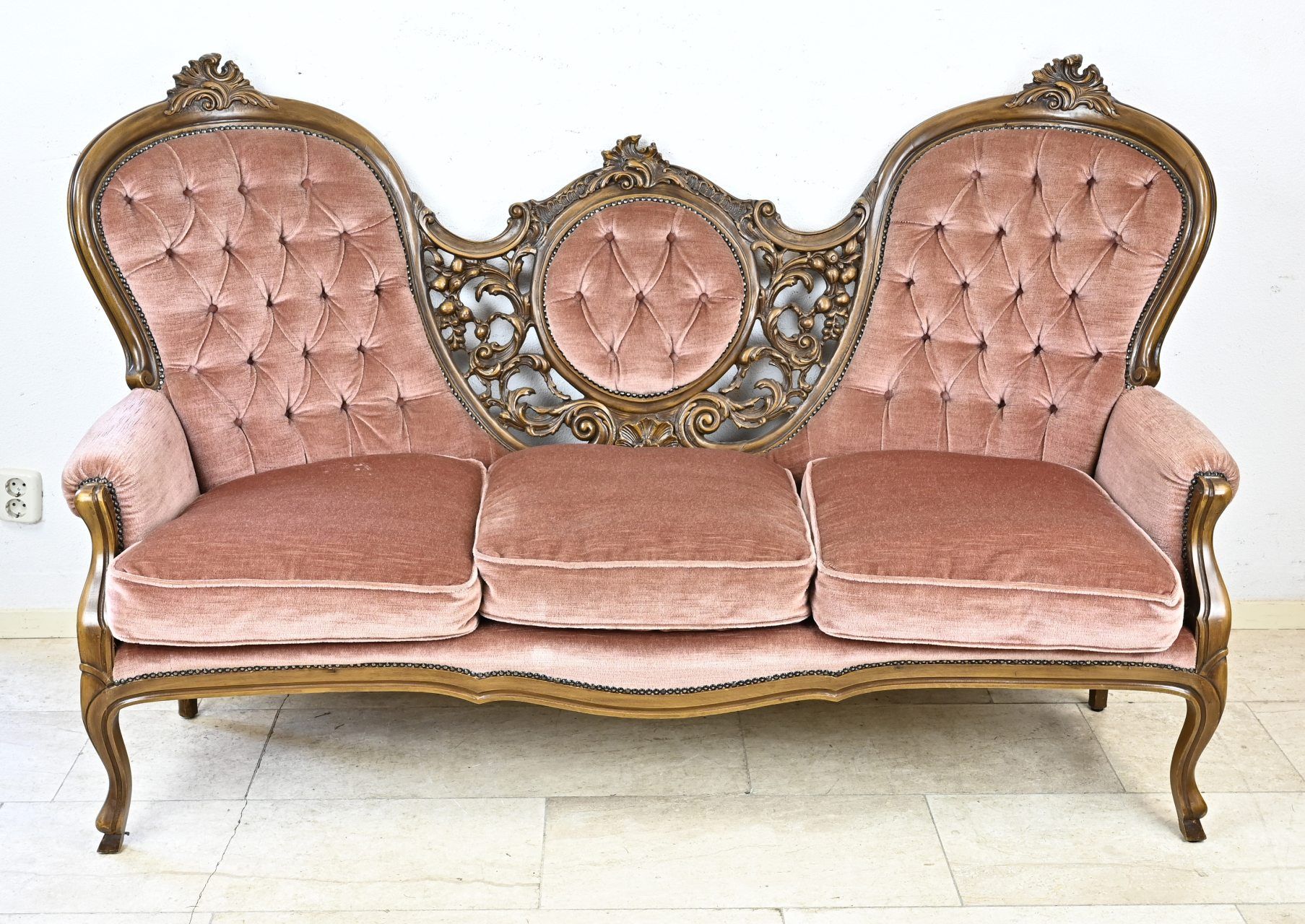 Null 巴洛克风格的大型木雕蝴蝶沙发，配有优质天鹅绒软垫。时代家具，20 世纪下半叶。尺寸：114 x 178 x 75 厘米：114 x 178 x 75 &hellip;