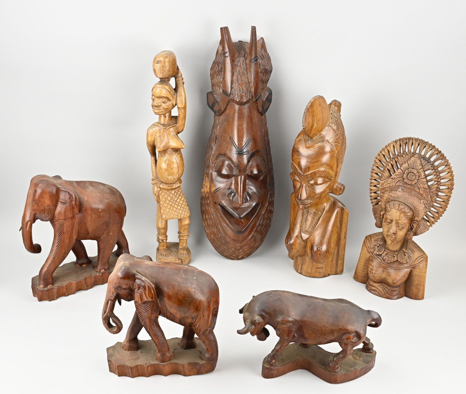 Null Sette parti con varie sculture africane in legno. XX secolo. Composto da: e&hellip;