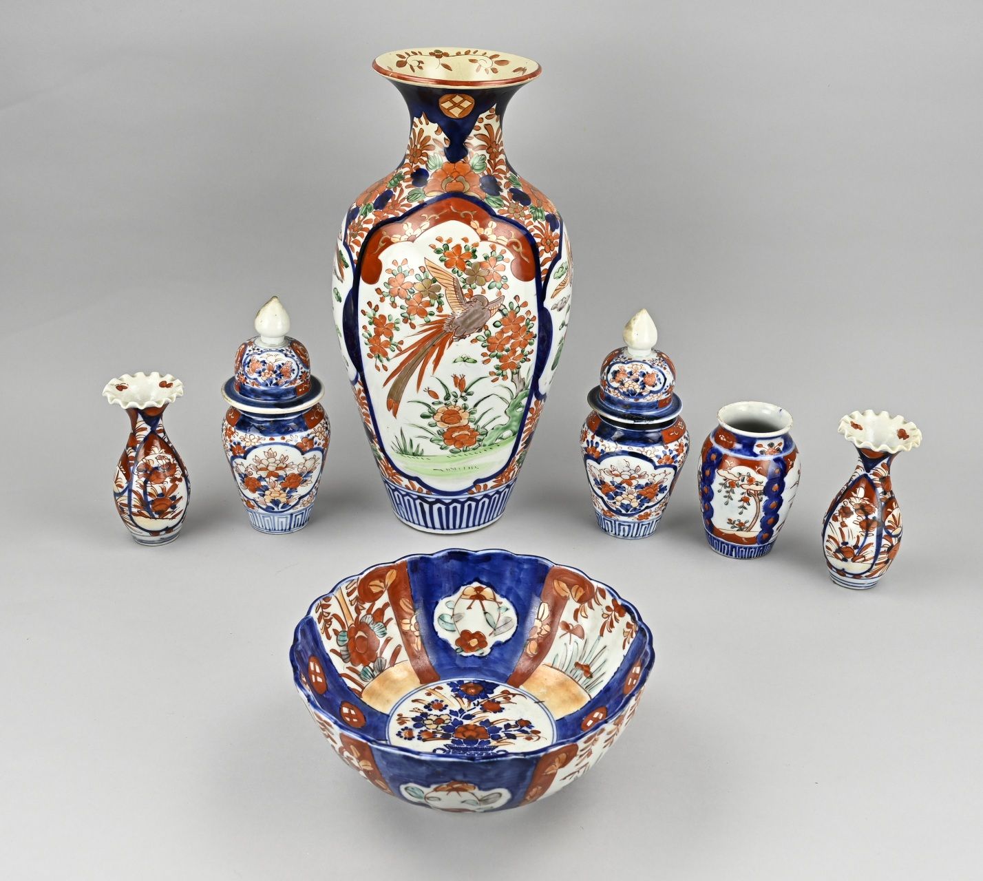 Null Sept pièces de porcelaine japonaise Imari ancienne. 19e siècle. Comprenant &hellip;