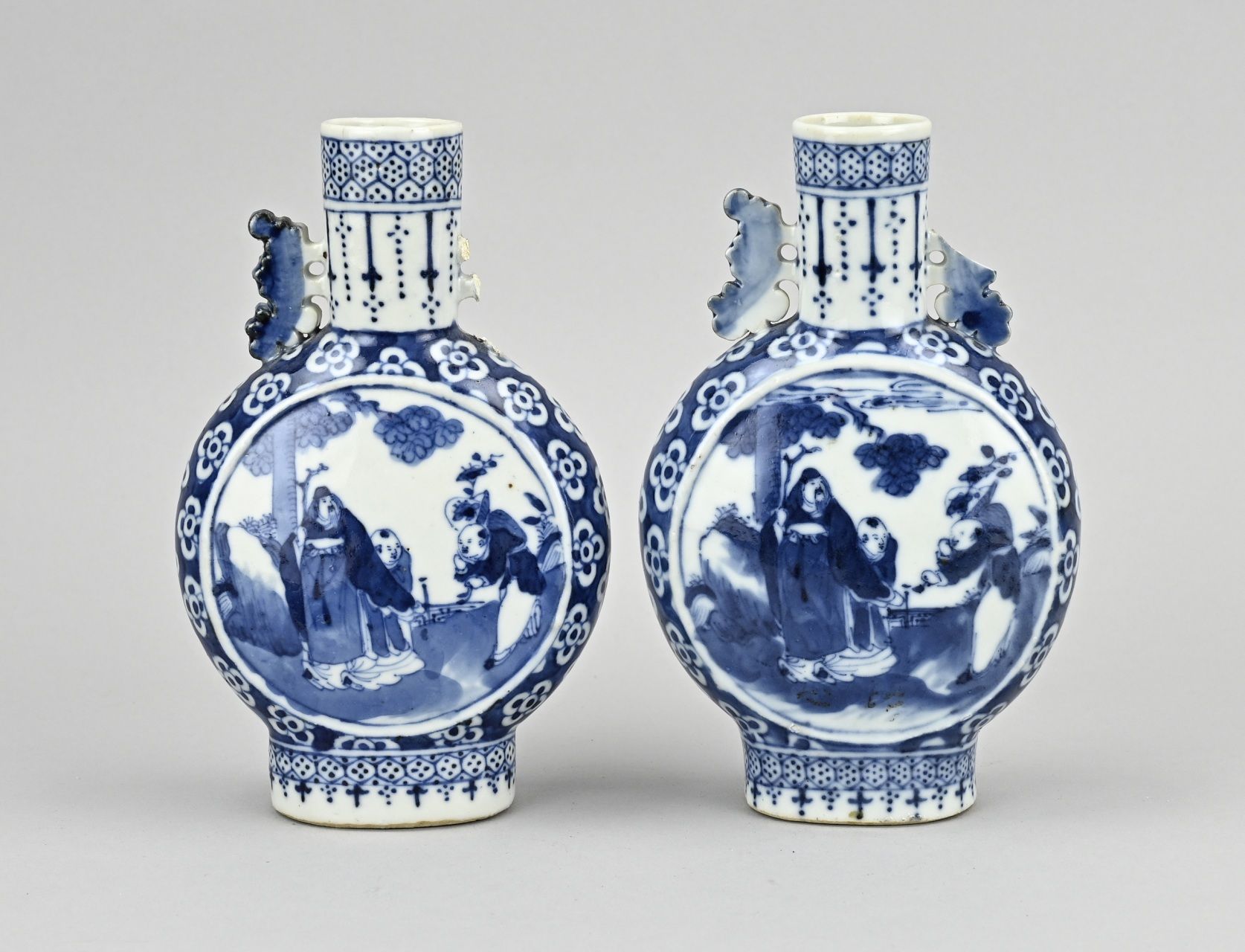 Null Deux bouteilles de pèlerin/vases de lune en porcelaine chinoise à décor de &hellip;