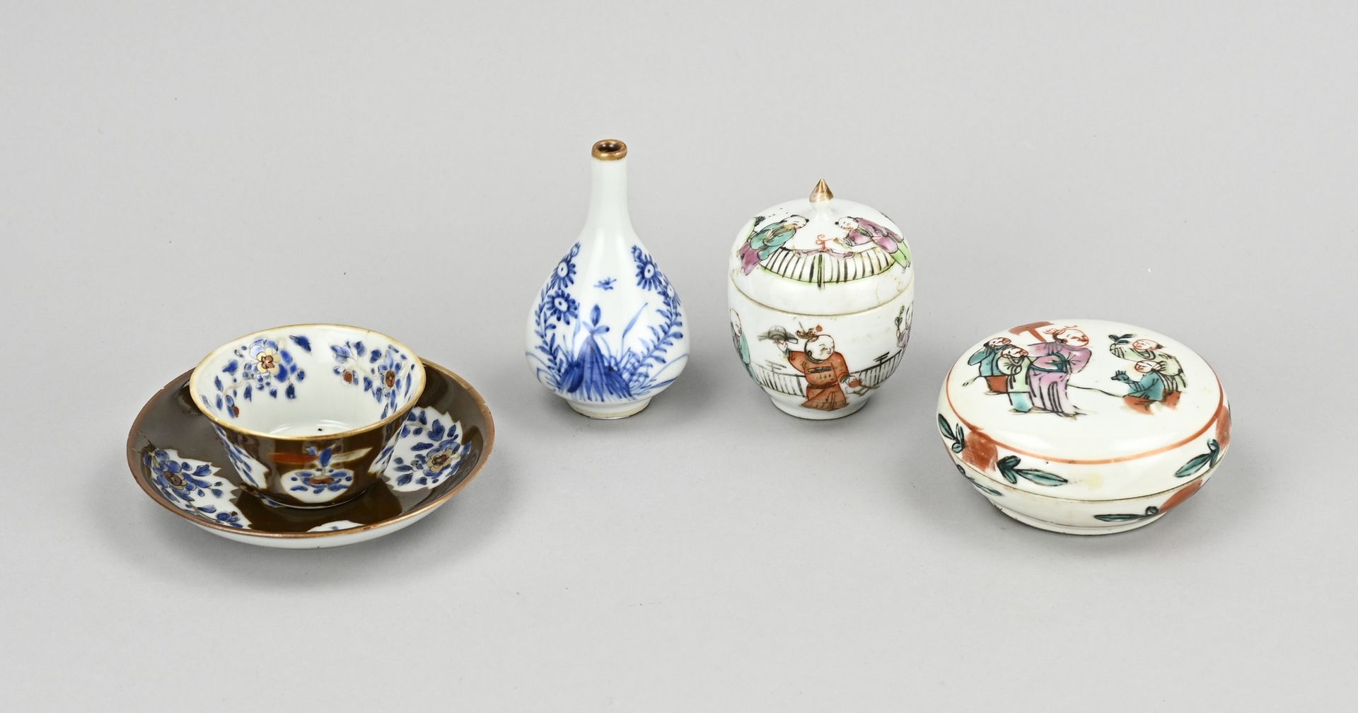Null Lot de porcelaines chinoises anciennes. Diverses. 19ème siècle. Comprend : &hellip;