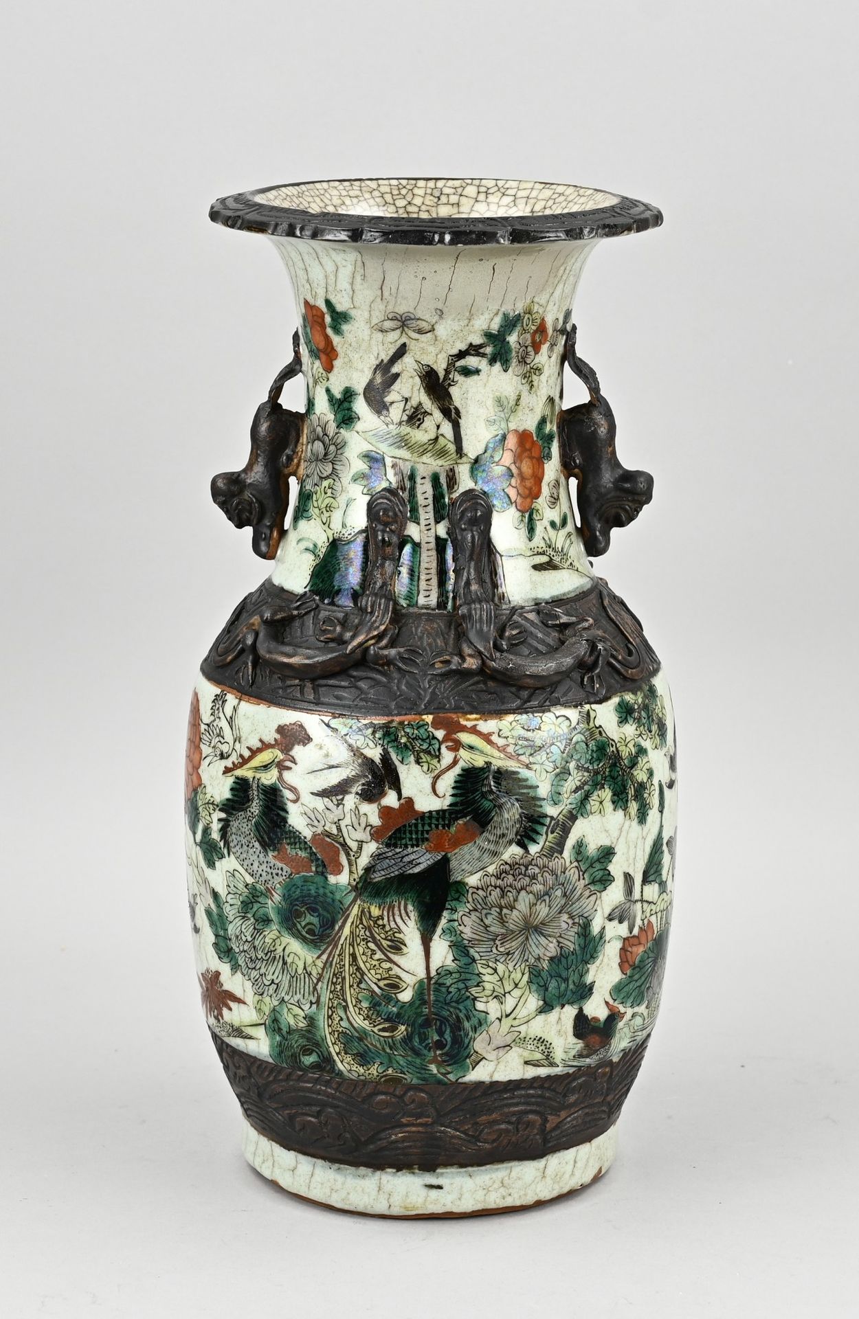 Null Vase ancien en porcelaine chinoise de Canton à décor de famille verte. Oise&hellip;
