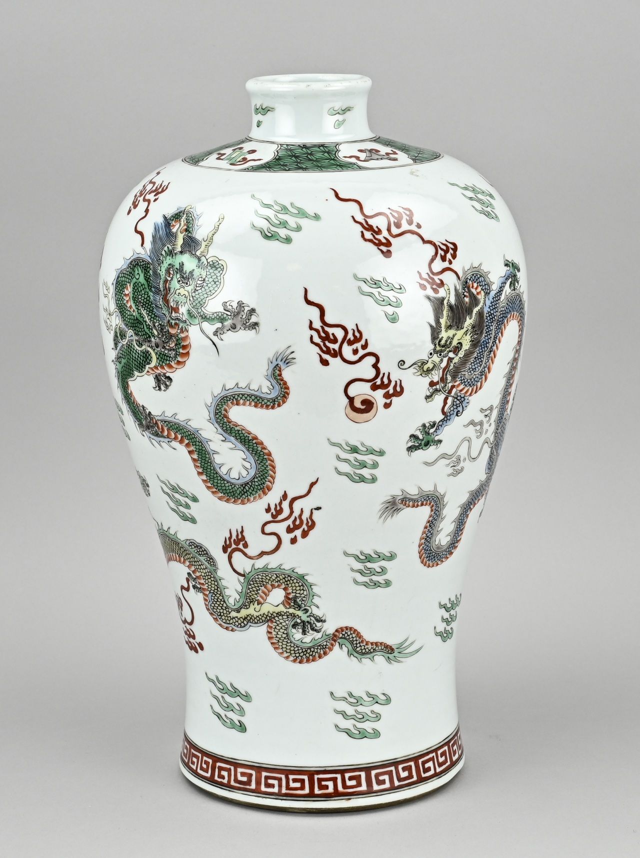 Null Vase à dragon meiping en porcelaine de Chine. Famille verte, avec marque in&hellip;