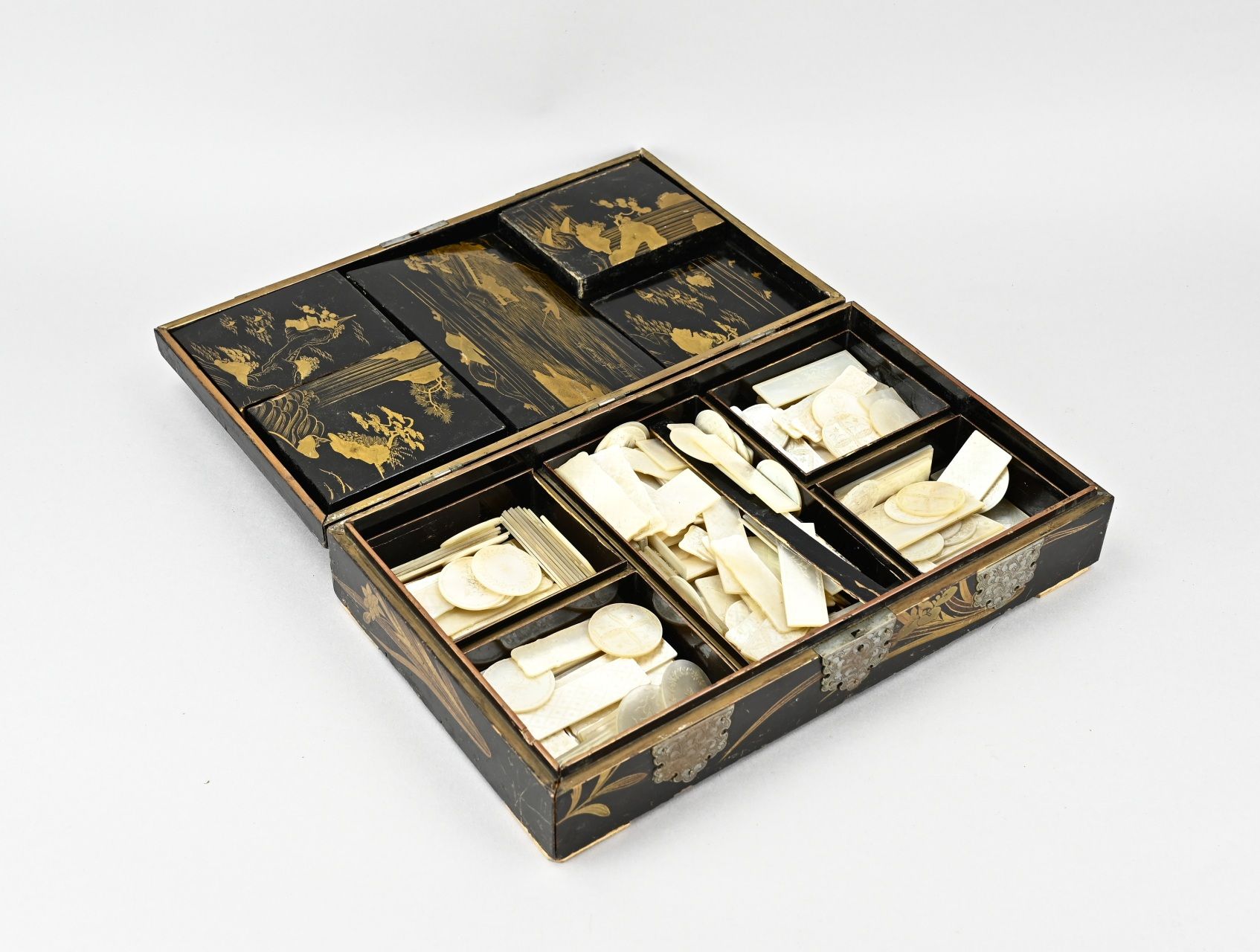 Null Antica scatola da gioco giapponese in lacca con fiches in madreperla, ecc. &hellip;