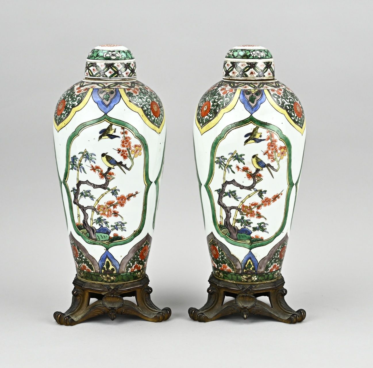 Null Deux vases à couvercle en porcelaine chinoise de la famille Verte du 18e - &hellip;