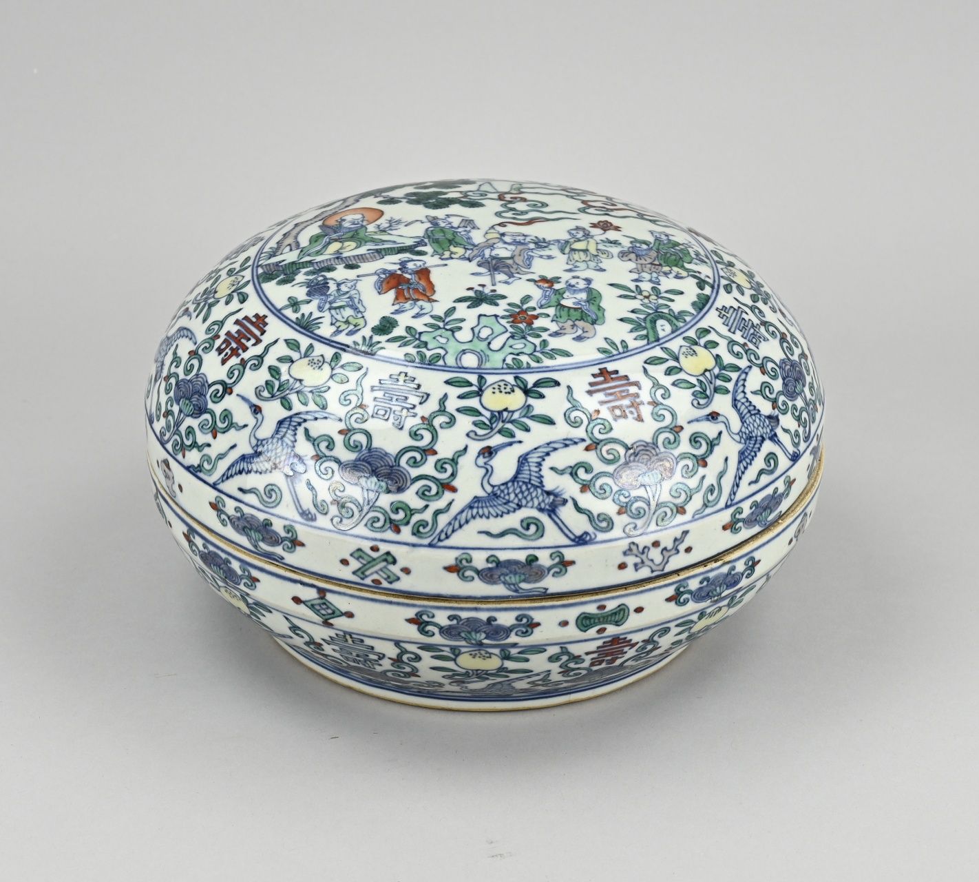 Null Grande boîte à couvercle en porcelaine chinoise à décor de personnages et d&hellip;