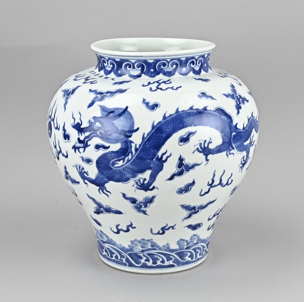 Null Vase dragon en porcelaine chinoise. De forme balustre. Quelques frittes sur&hellip;