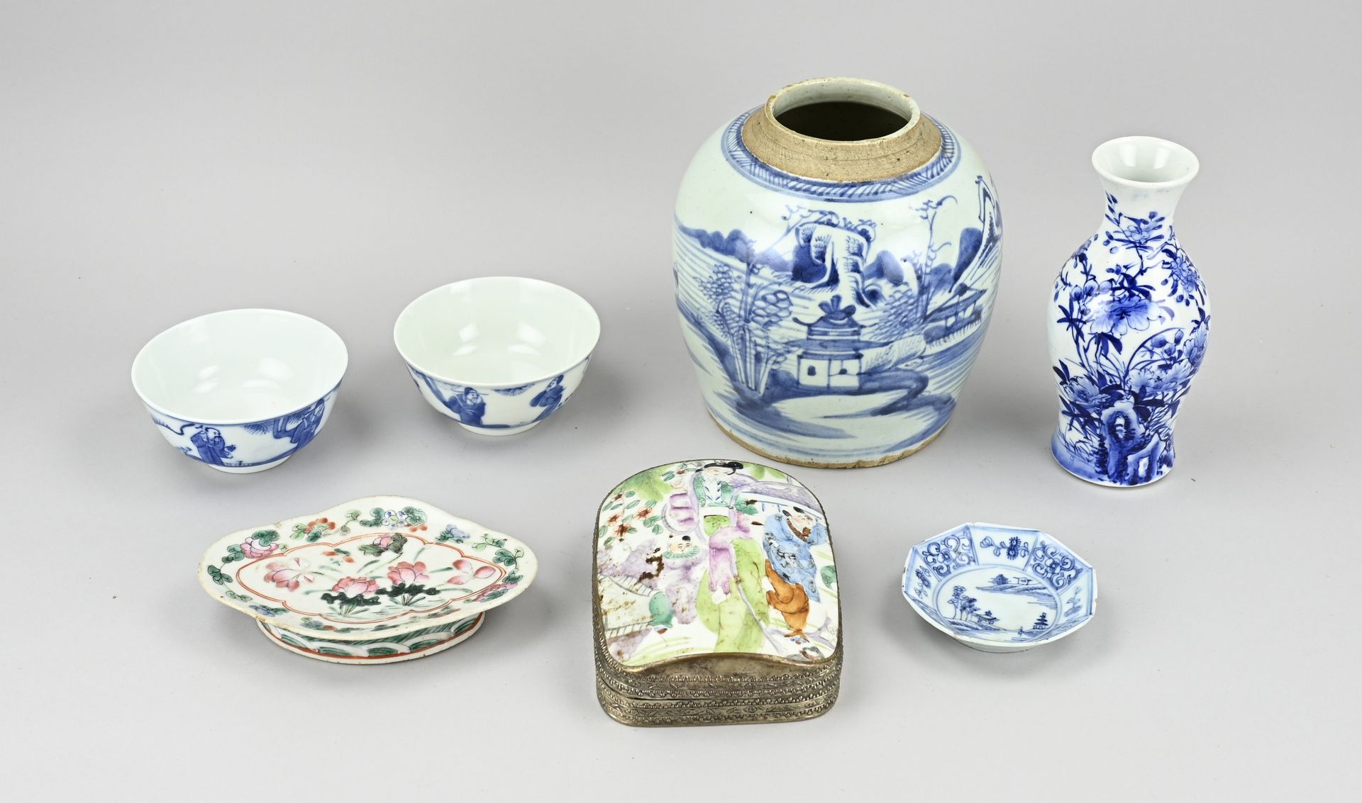 Null Lot de sept pièces de porcelaine chinoise. 19e - 20e siècle. Entre autres ;&hellip;