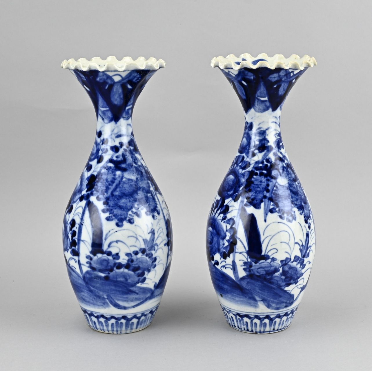 Null Deux vases à col en porcelaine japonaise Imari du 19e siècle à décor floral&hellip;